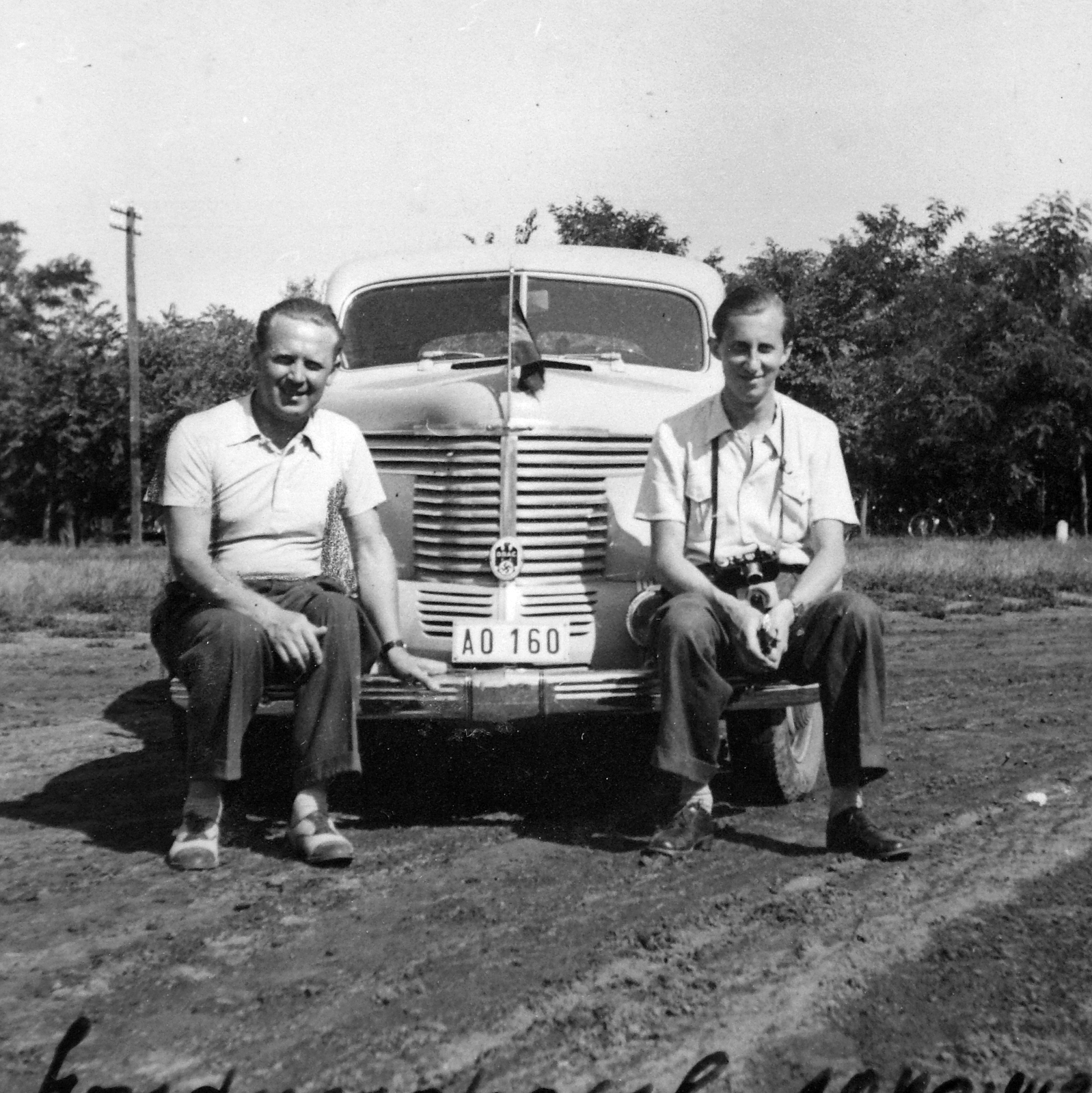 Opel Kapitän típusú személygépkocsi., 1942, Privát Fotó és Film Archívum-Urbach gyűjtemény, transport, vehicle, German brand, Opel-brand, sitting on a car, Fortepan #20269