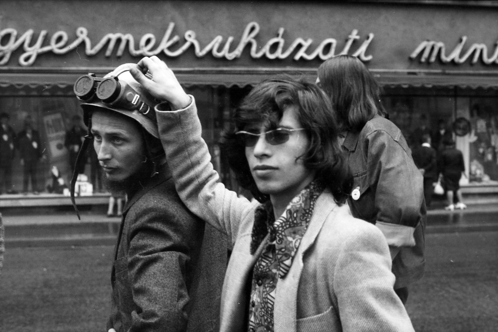 Hungary, Budapest V., a Szervita (Martinelli) tér 4. számú ház előtt Novák András, Németh „Nemecsek” Tamás, Tihanyi Gyula a Szivárvány együttes tagjai., 1971, Rubinstein Sándor, Budapest, Fortepan #202699