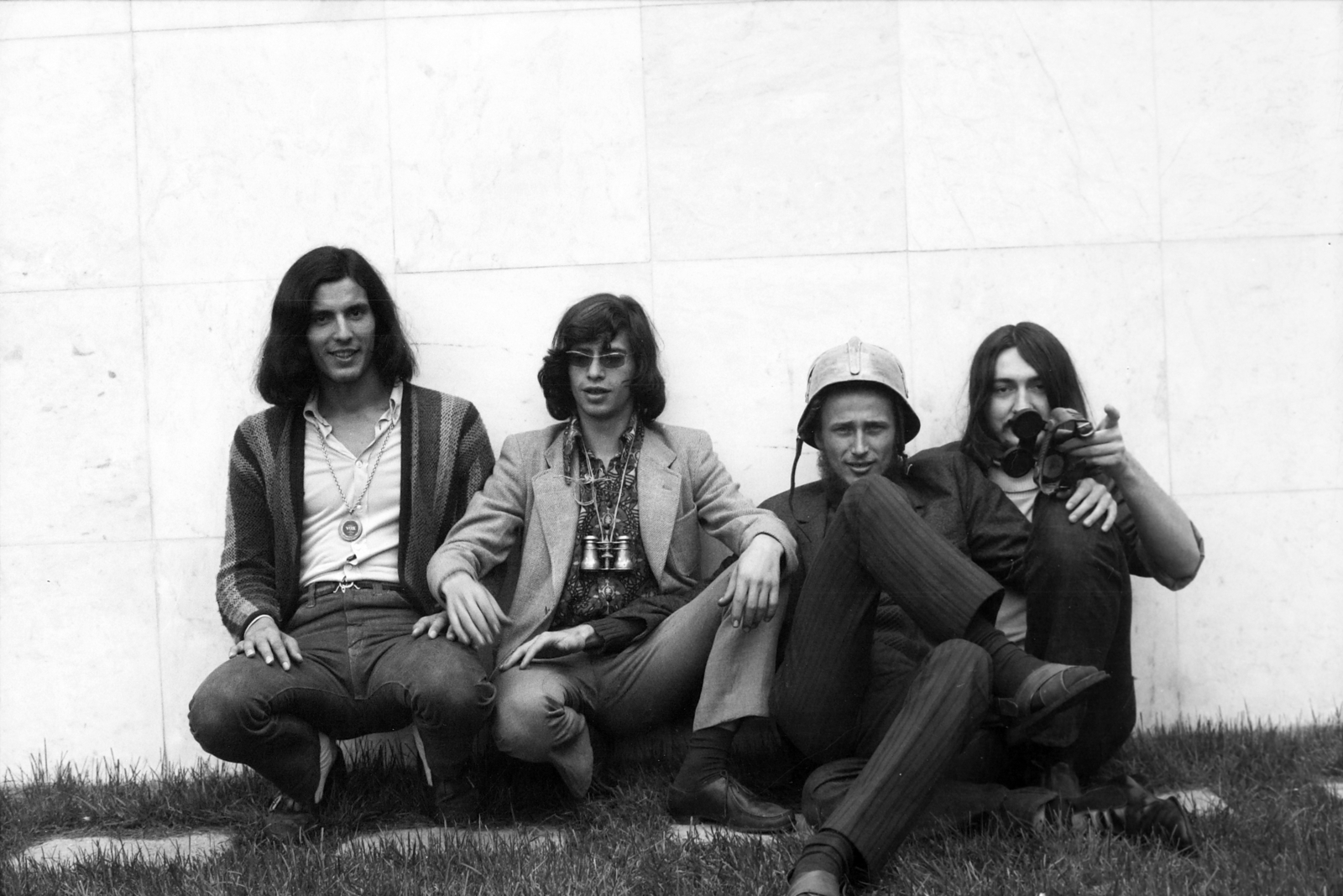 Hungary, Budapest V., Deák Ferenc tér, a metróállomás csarnoka előtt Szűcs Antal Gábor, Németh „Nemecsek” Tamás, Novák András, Tihanyi Gyula a Szivárvány együttes tagjai., 1971, Rubinstein Sándor, Budapest, Fortepan #202702