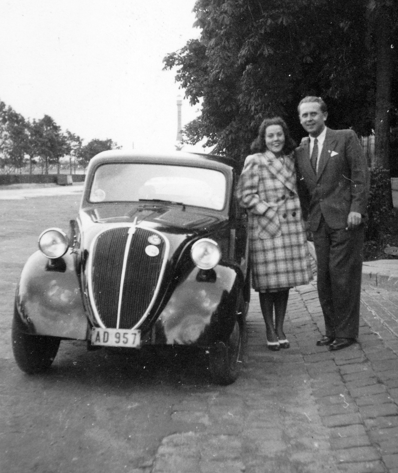 Magyarország, Budapest XI., Műegyetem rakpart, távolban a Haditengerészeti emlékmű, a Horthy Miklós híd budai hídfőjénél. Fiat Topolino személygépkocsi., 1942, Privát Fotó és Film Archívum-Urbach gyűjtemény, Fiat-márka, olasz gyártmány, Fiat 500 Topolino, rendszám, Budapest, Fortepan #20271