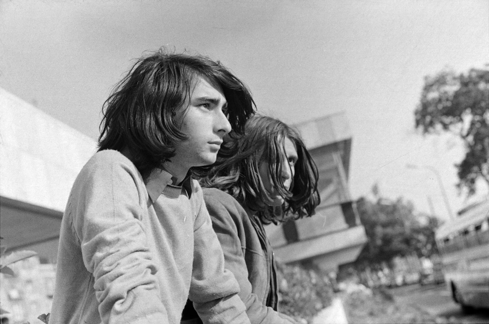Hungary, Budapest V., Dunakorzó, Hotel Duna Intercontinental előtt. Ákos István és Karácsony János a Ferm együttes tagjai., 1970, Rubinstein Sándor, Budapest, Fortepan #202748
