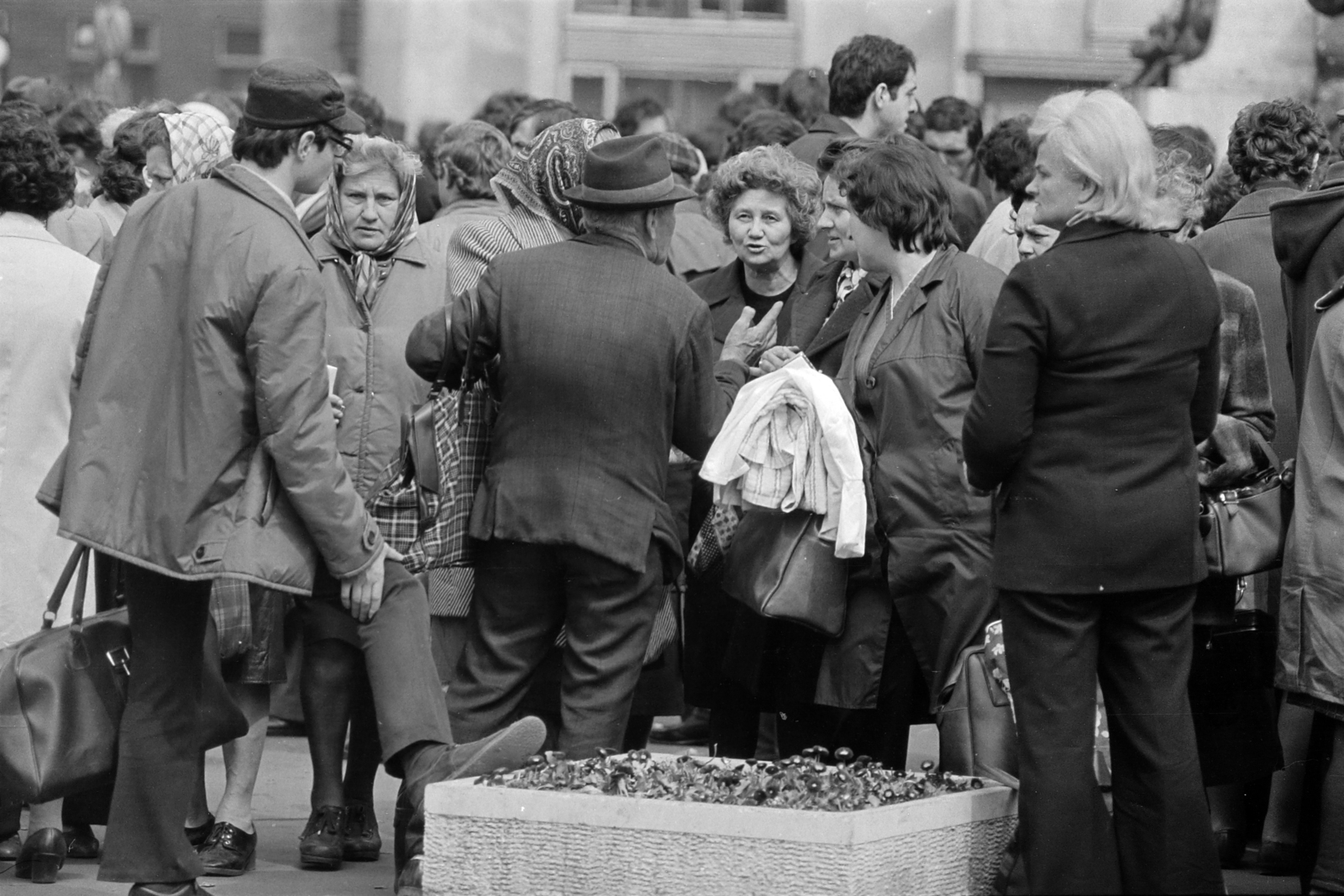 Hungary, Budapest VIII., Baross tér, engedély nélküli árusok Baross Gábor szobrának talapzata előtt., 1980, Rubinstein Sándor, Budapest, Fortepan #202755