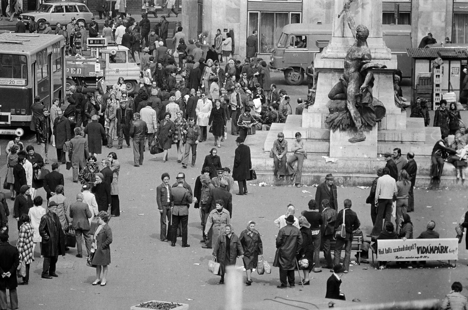 Hungary, Budapest VIII., Baross tér, balra a Thököly út, jobbra a Verseny utca torkolata. Engedély nélküli árusok Baross Gábor szobrának talapzata előtt., 1980, Rubinstein Sándor, Budapest, Fortepan #202758