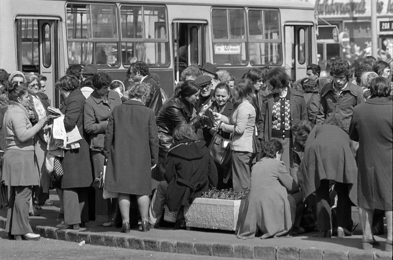 Hungary, Budapest VIII., Baross tér, háttérben a Thököly út. Engedély nélküli árusok a Verseny utca közelében., 1980, Rubinstein Sándor, Budapest, Fortepan #202772