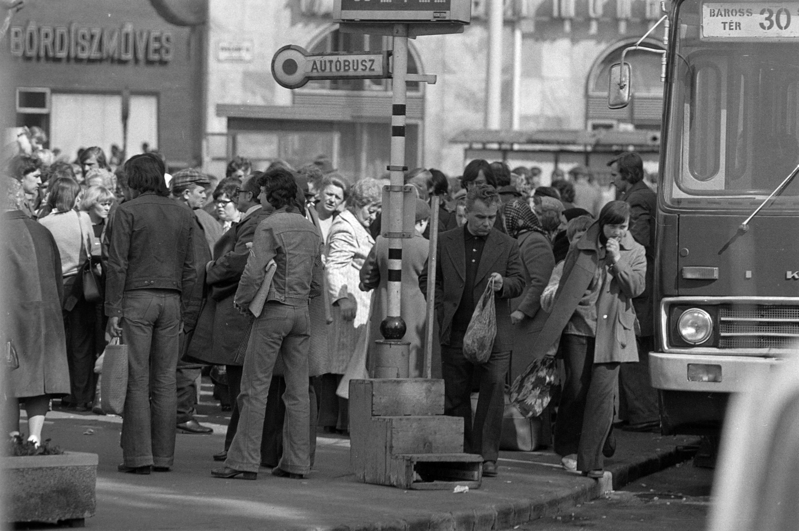 Hungary, Budapest VIII., Baross tér, engedély nélküli árusok, háttérben balra a Thököly út, jobbra a Verseny utca torkolata., 1980, Rubinstein Sándor, Budapest, bus, Ikarus-brand, Fortepan #202774