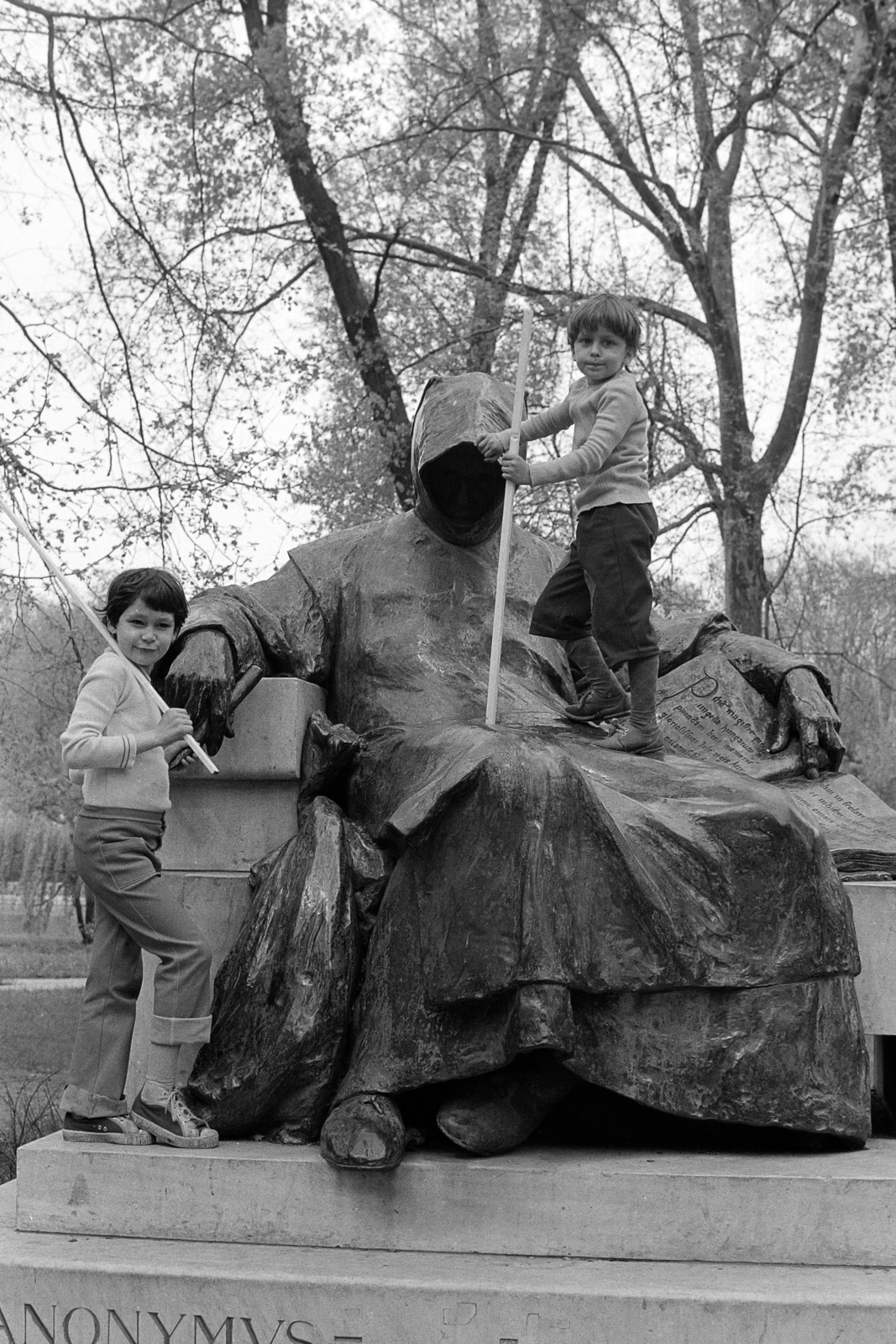 Hungary, Budapest XIV., Anonymus szobra (Ligeti Miklós, 1903.)., 1979, Rubinstein Sándor, Budapest, Fortepan #202786