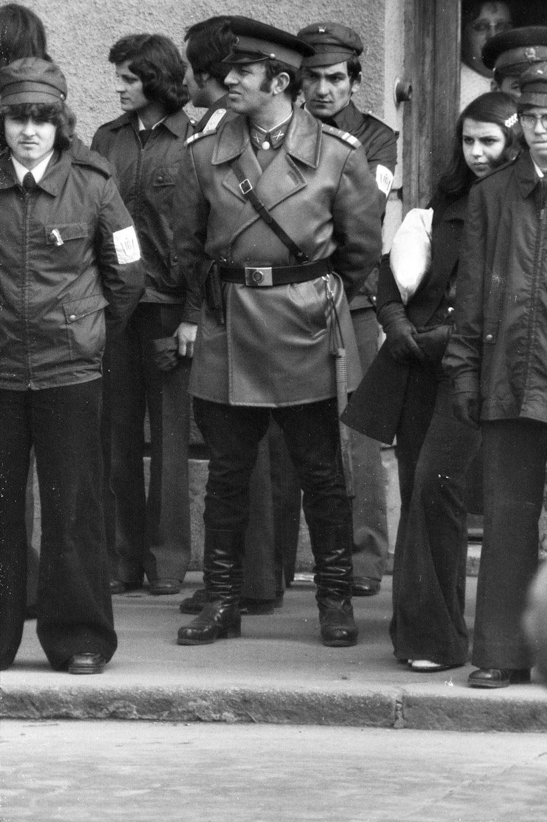 Magyarország, Budapest V., ifjúgárdisták és rendőrök a Március 15-i ünnepség idején., 1976, Rubinstein Sándor, Budapest, Fortepan #202798