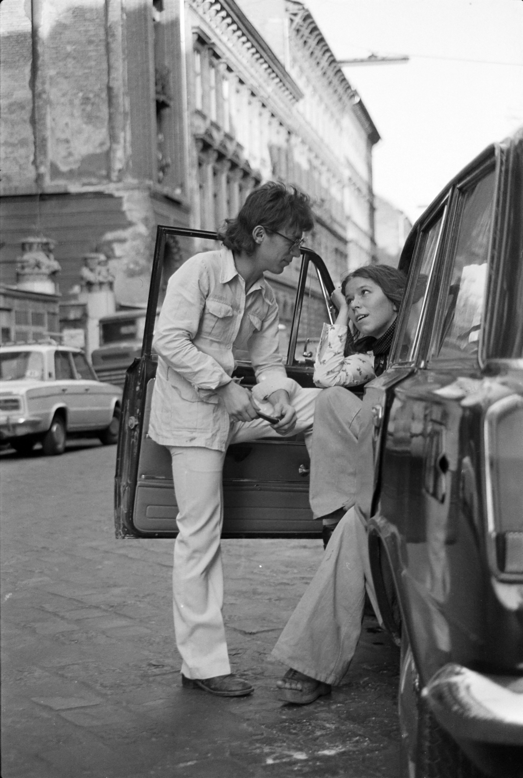 Magyarország, Budapest VI., Csengery utca a Szondi utca felől az Aradi utca felé nézve. A felvétel a Csengery utca 76. számú ház előtt készült., 1977, Rubinstein Sándor, Budapest, fiatalság, beszélgetés, Fortepan #202820