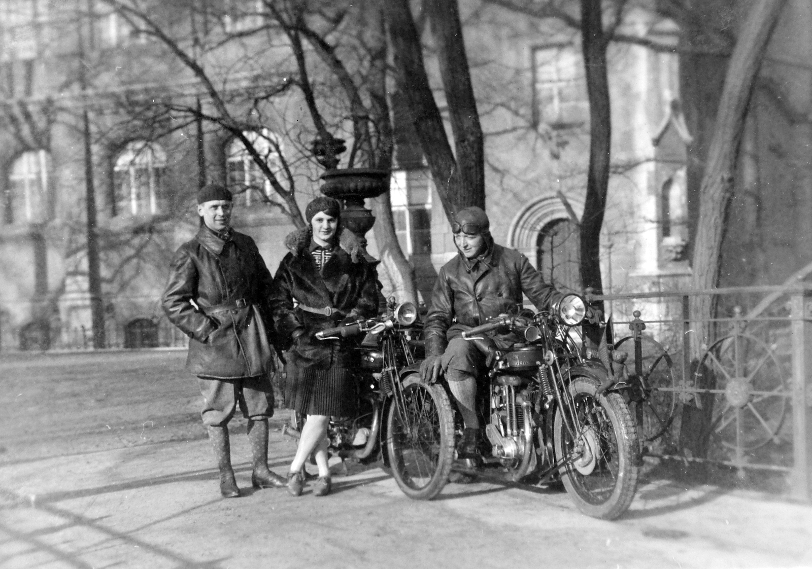 Hungary, Budapest XIV., a Széchenyi-szigetre (Mezőgazdasági Múzeumhoz) vezető híd. Jobbra egy New Hudson 88E típusú, balra egy AJS típusú angol motorkerékpár., 1930, Privát Fotó és Film Archívum-Urbach gyűjtemény, British brand, AJS-brand, motorcycle, beret, leather jacket, breech, fur coat, New Hudson-brand, Budapest, Fortepan #20283