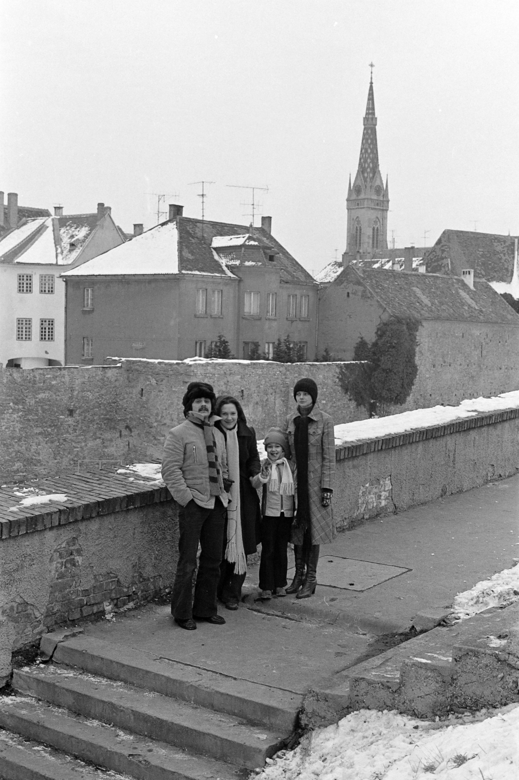 Hungary, Kőszeg, Várkör, a vizesárok tégla mellvédje, háttérben a Jézus Szíve-templom tornya., 1978, Rubinstein Sándor, Fortepan #202835