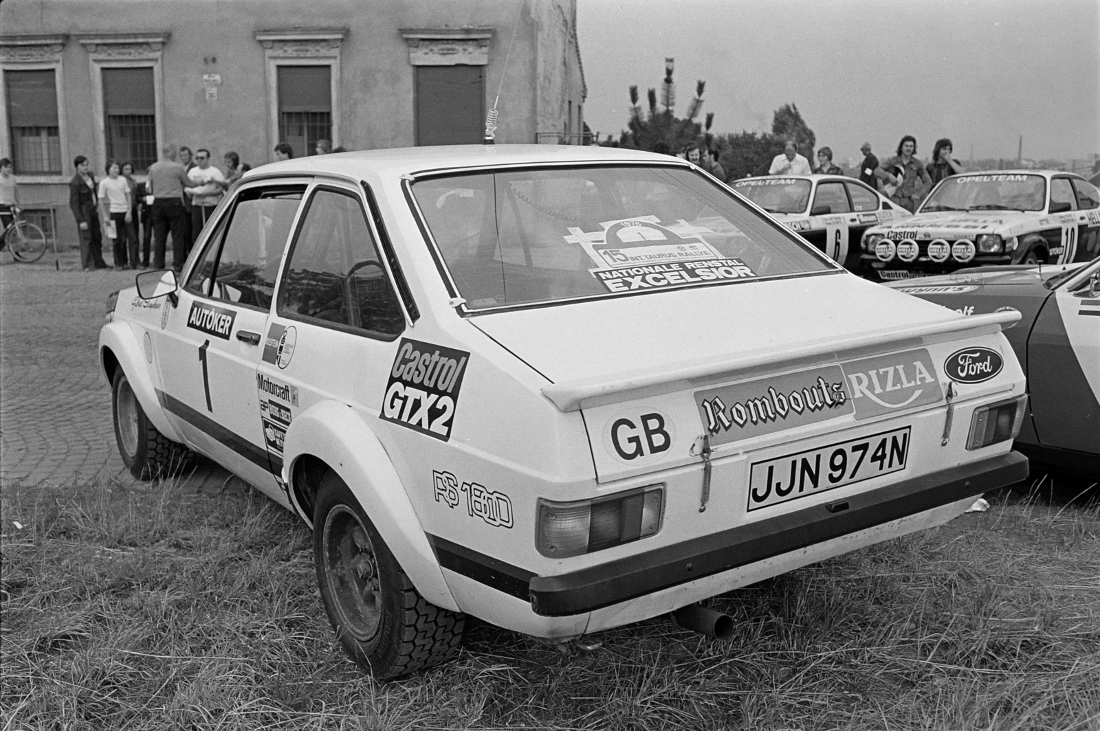 Magyarország, Óbuda, Budapest III., a Bécsi út a Csillaghegyi út torkolatánál lévő Shell kút közelében. A felvétel a 15. Taurus Rallye rajtja idején készült., 1976, Rubinstein Sándor, Ford-márka, autóverseny, versenyautó, rendszám, Budapest, Fortepan #202843