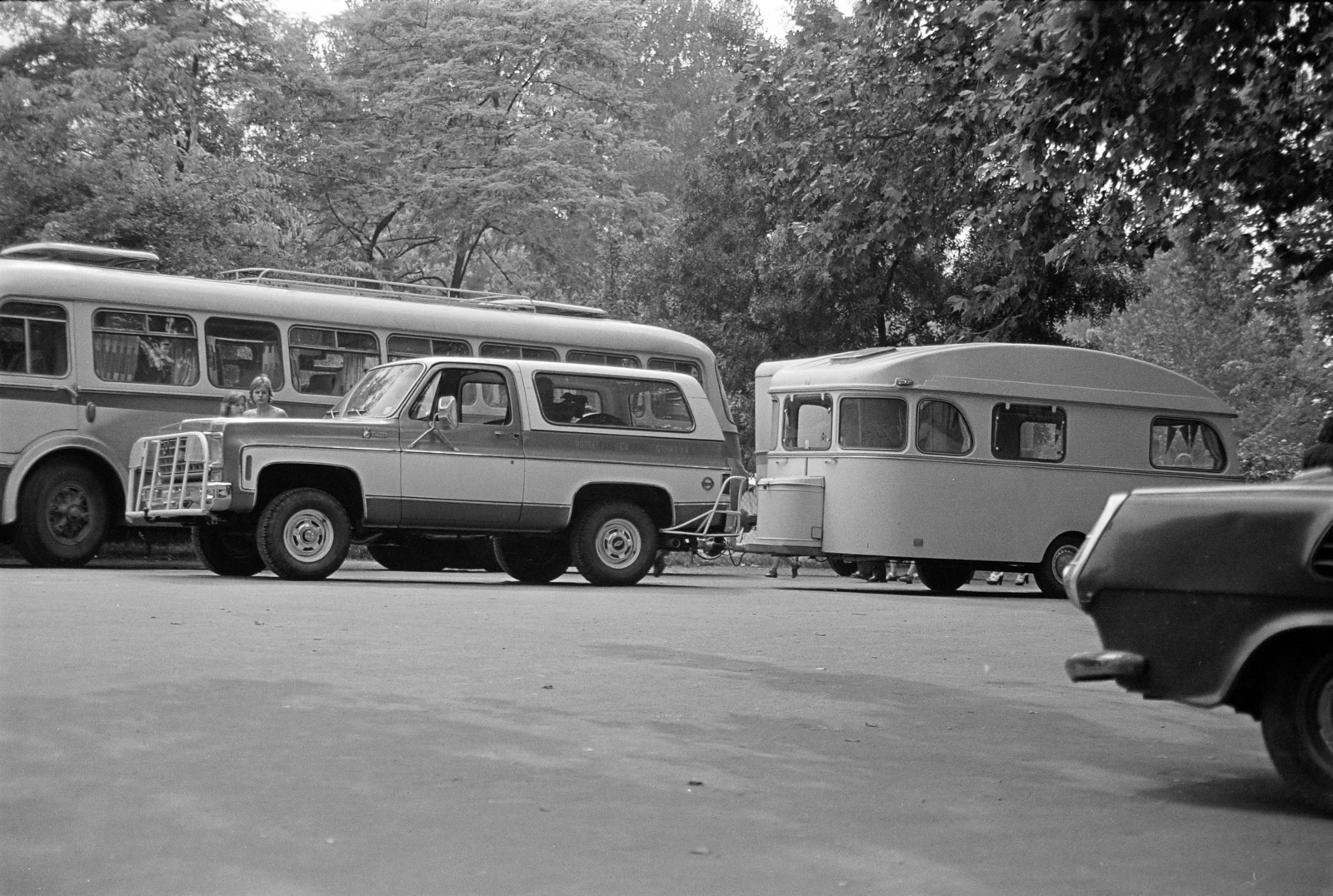 Magyarország, Óbuda, Budapest III., a Bécsi út a Csillaghegyi út torkolatánál lévő Shell kút közelében. A felvétel a 15. Taurus Rallye rajtja idején készült., 1976, Rubinstein Sándor, Chevrolet-márka, Budapest, lakókocsi, Fortepan #202845