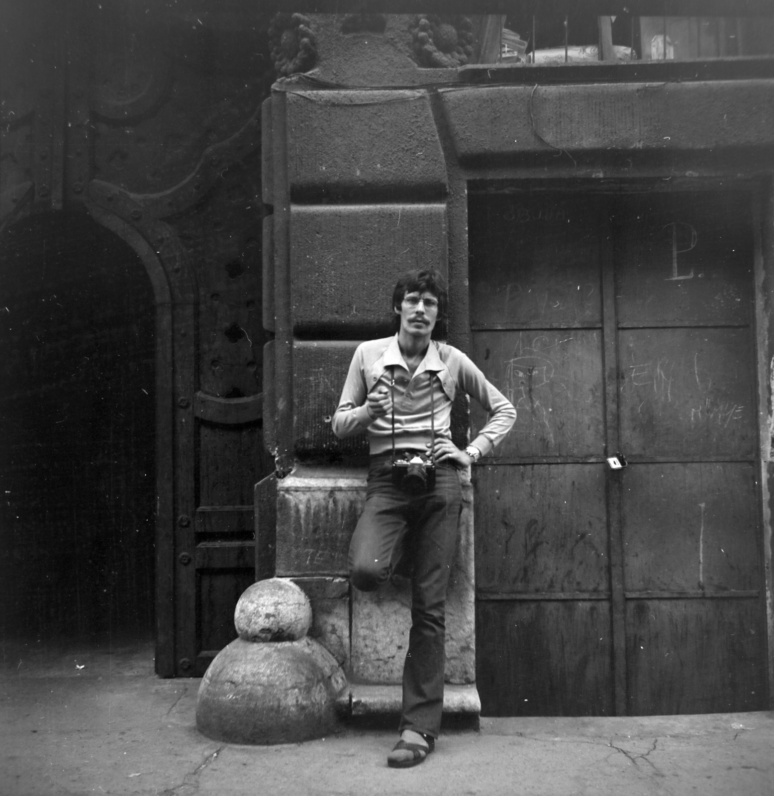 Hungary, Budapest VI., a felvétel a Csengery utca a 76. számú ház kapujánál készült., 1979, Rubinstein Sándor, Budapest, Fortepan #202852