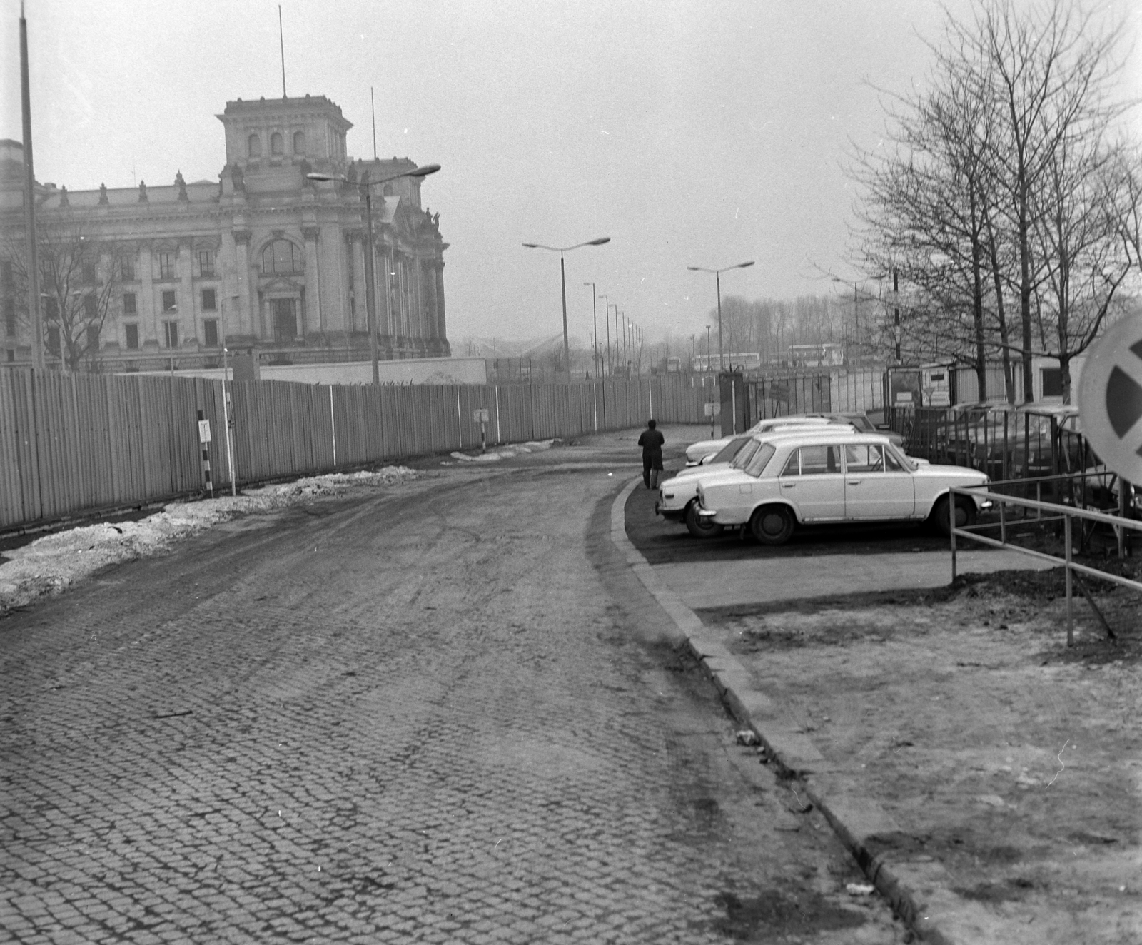 Germany, Berlin, Kelet-Berlin, Reichstagufer, balra a nyugat-berlini oldalon a Reichstag és a háttérben a fák között a Haus der Kulturen der Welt., 1975, Rubinstein Sándor, GDR, Berlin Wall, East-Berlin, West Berlin, Fortepan #202854