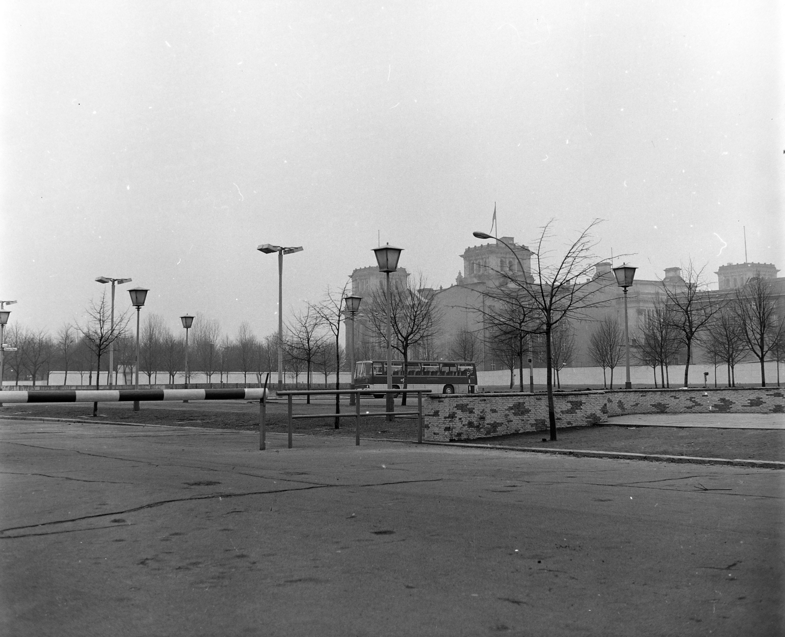 Germany, Berlin, Kelet-Berin, Pariser Platz. Háttérben a nyugat-berlini oldalon a Reichstag., 1975, Rubinstein Sándor, GDR, Berlin Wall, East-Berlin, West Berlin, Fortepan #202857