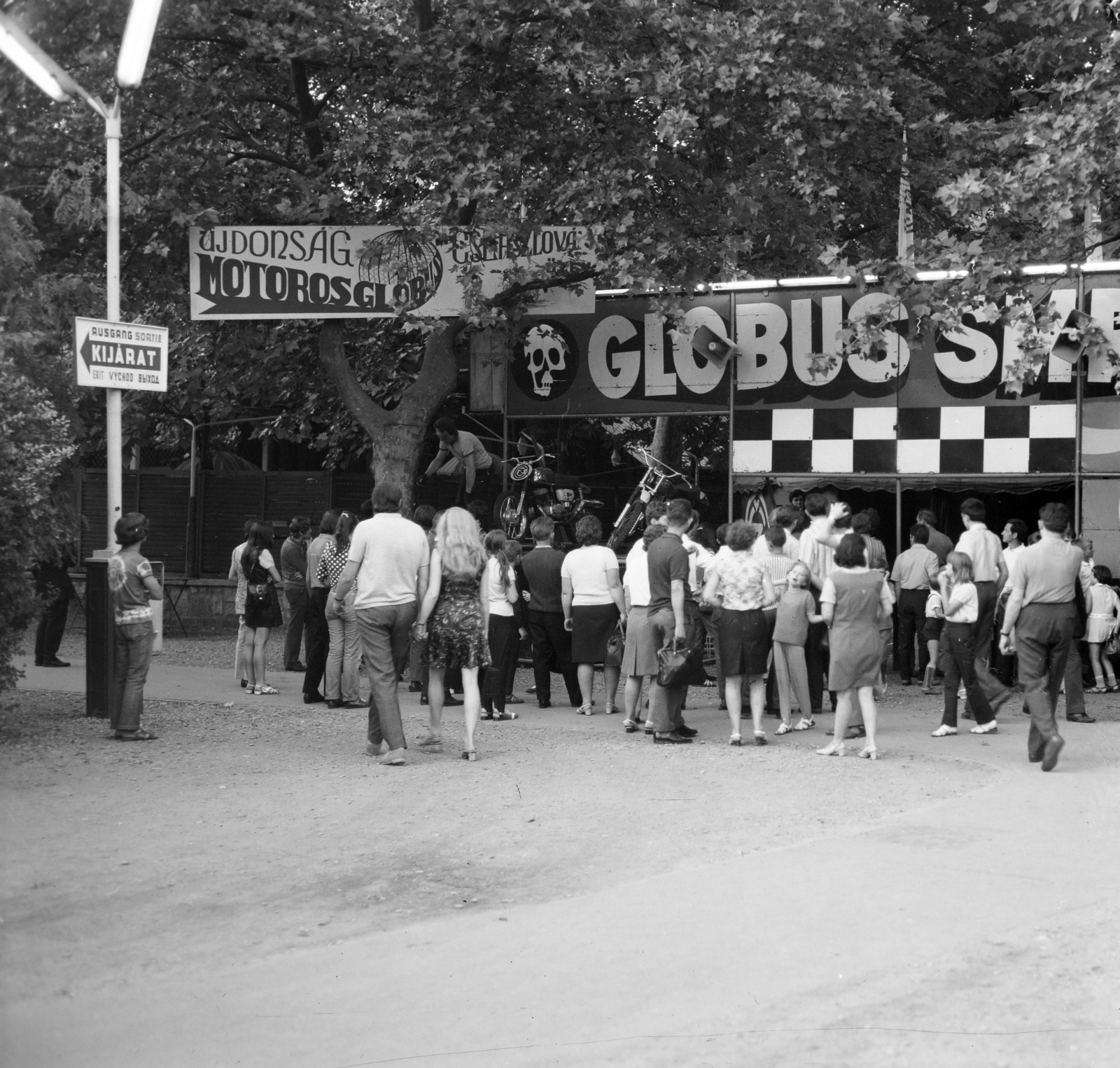 Magyarország, Városliget,Vidámpark, Budapest XIV., bejárat a Globus Smrti / Csehszlovák Motoros Glóbusz mutatványához., 1971, Rubinstein Sándor, Budapest, Fortepan #202863