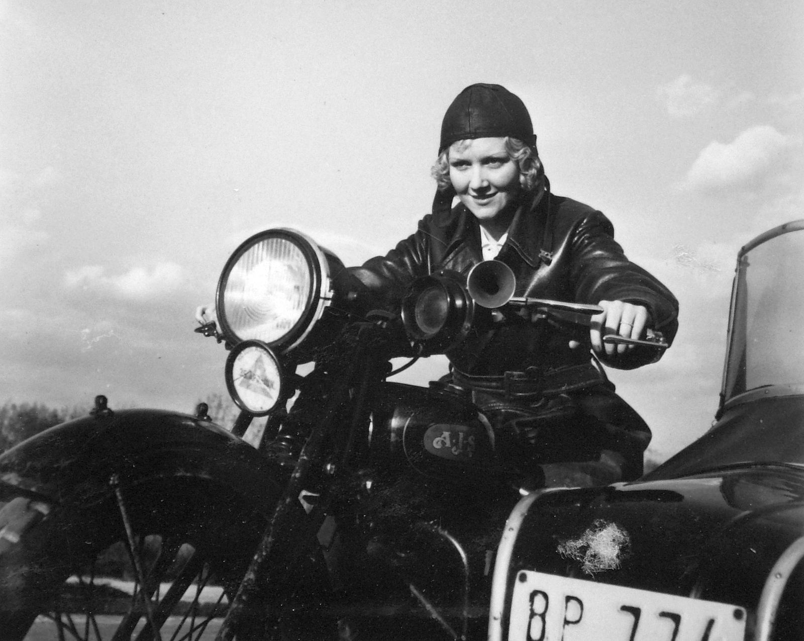 AJS (A. J. Stevens & Co. Ltd.) típusú angol oldalkocsis motorkerékpár., 1938, Privát Fotó és Film Archívum-Urbach gyűjtemény, British brand, AJS-brand, motorcycle, motorcycle with sidecar, cap, woman, leather jacket, number plate, horn, girls'n'cars, Fortepan #20287