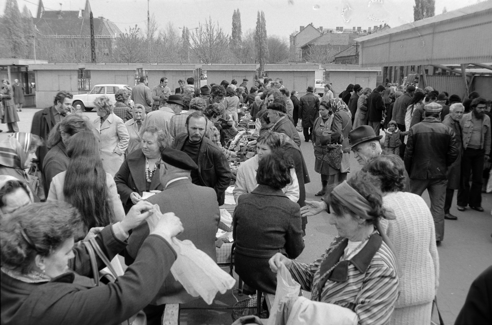 Hungary, Budapest IV., Szent István (István) tér, piac. Távolban balra a Városháza díszes épülete., 1980, Rubinstein Sándor, Budapest, Fortepan #202875