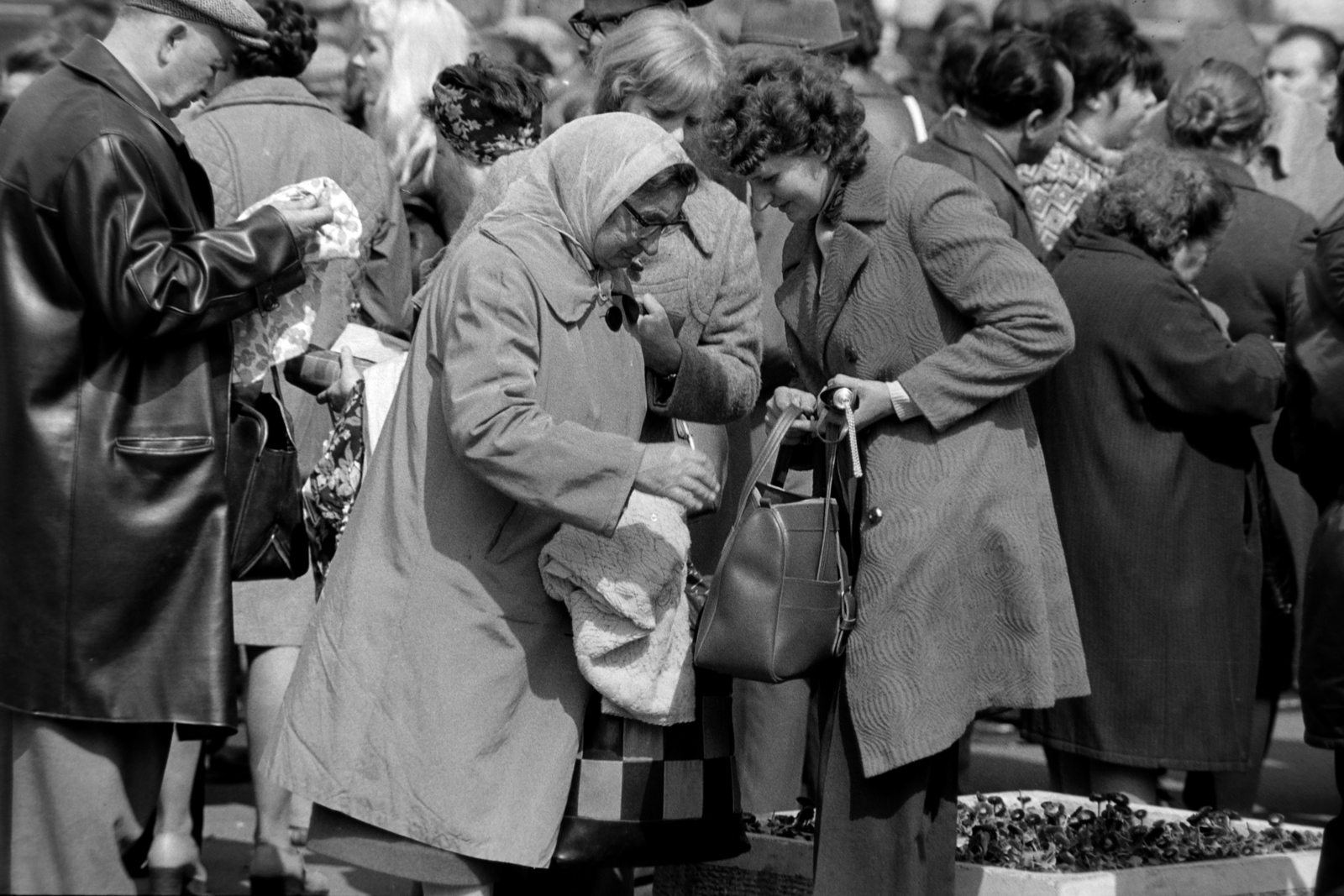 Hungary, Budapest VIII., Baross tér, engedély nélküli árusok Baross Gábor szobrának talapzata előtt., 1980, Rubinstein Sándor, Budapest, Fortepan #202885