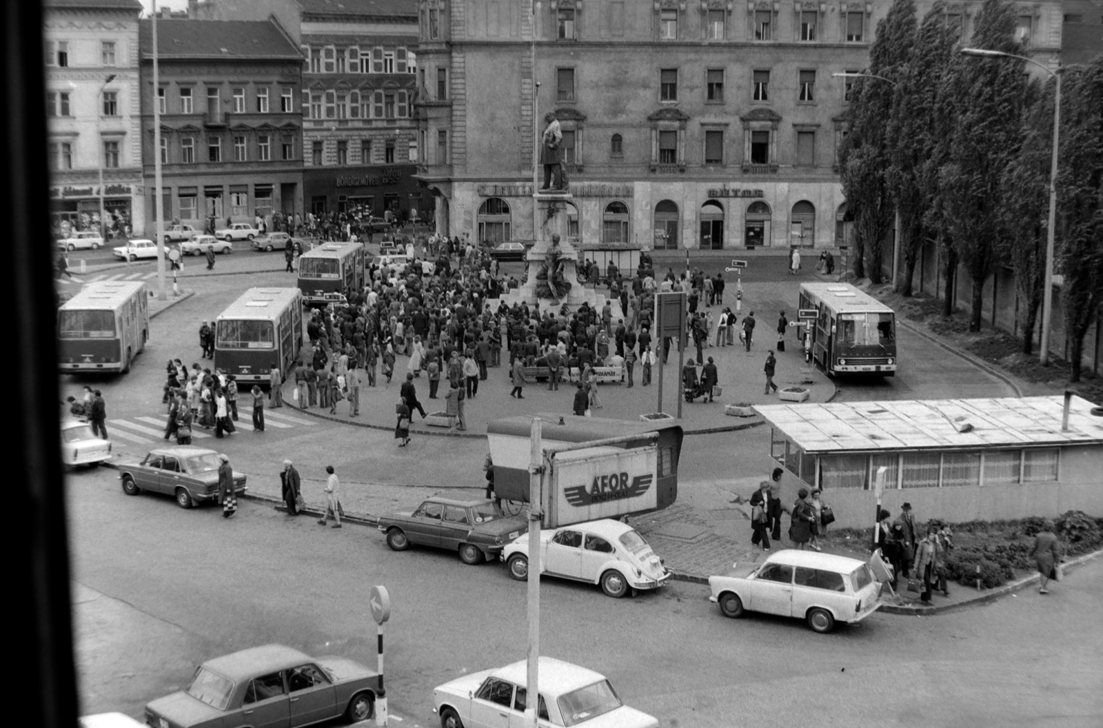 Hungary, Budapest VIII., Baross tér a Keleti pályaudvar indulási oldalánál, jobbra a Verseny utca torkolata, balra a Thököly út házai. Középen Baross Gábor szobra., 1978, Rubinstein Sándor, Volkswagen-brand, gas station, Volkswagen Beetle, Budapest, Fortepan #202898