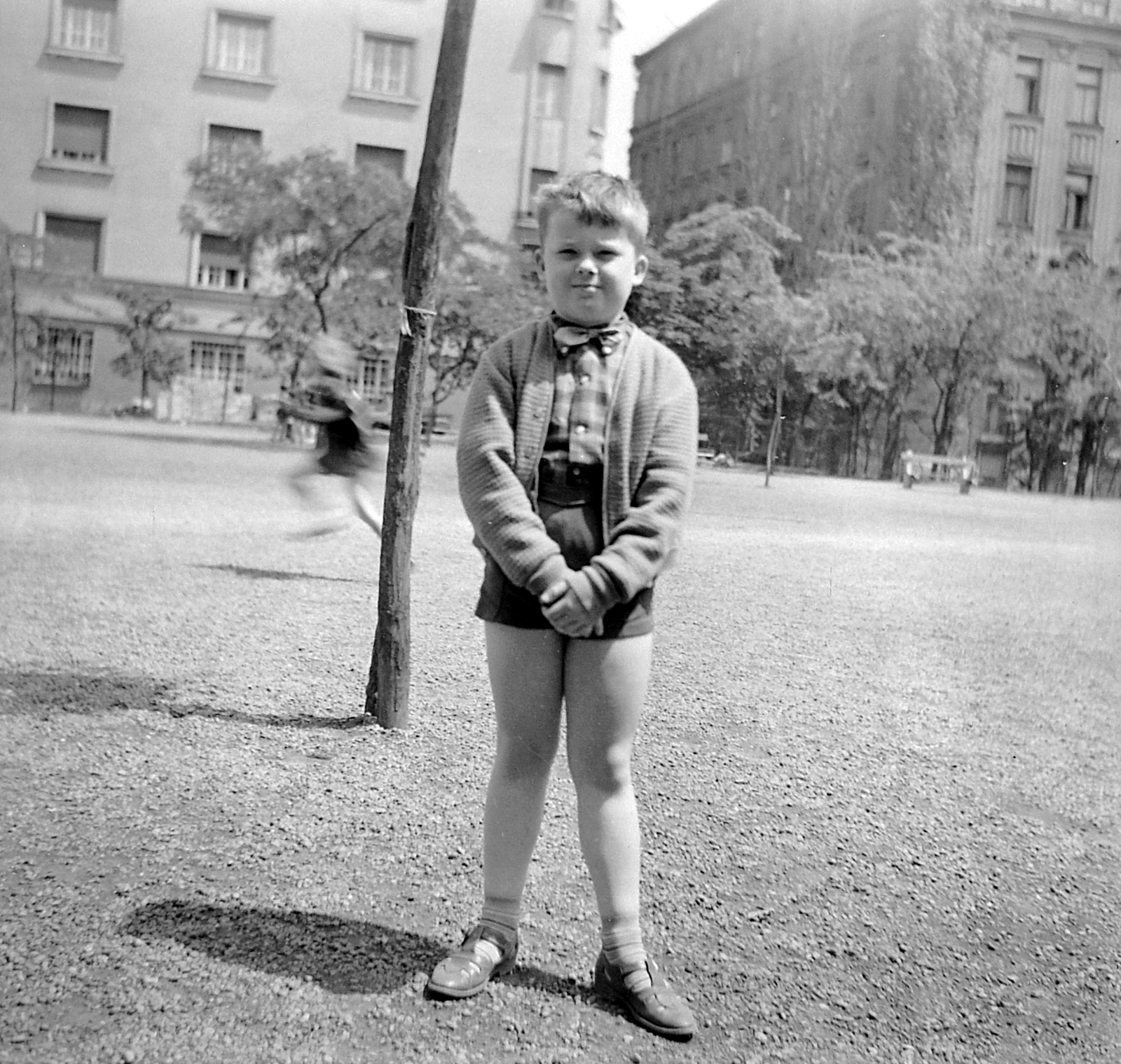 Hungary, Budapest IX., Vaskapu utca, játszótér a Tinódi és a Liliom utca között, háttérben a Mester utcai házak hátsó homlokzata., 1956, Fortepan, portrait, posture, Budapest, Fortepan #2029