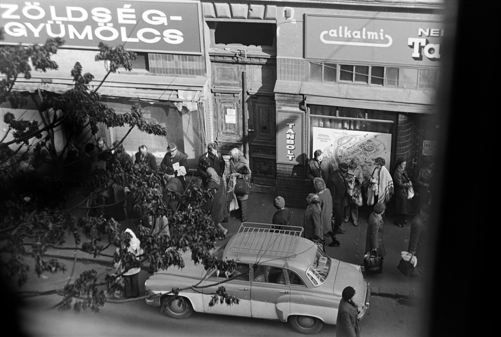 Magyarország, Budapest VII., engedély nélküli árusok a Murányi utca 15-ös számú ház előtt., 1974, Rubinstein Sándor, Wartburg 311/312, Budapest, Fortepan #202912