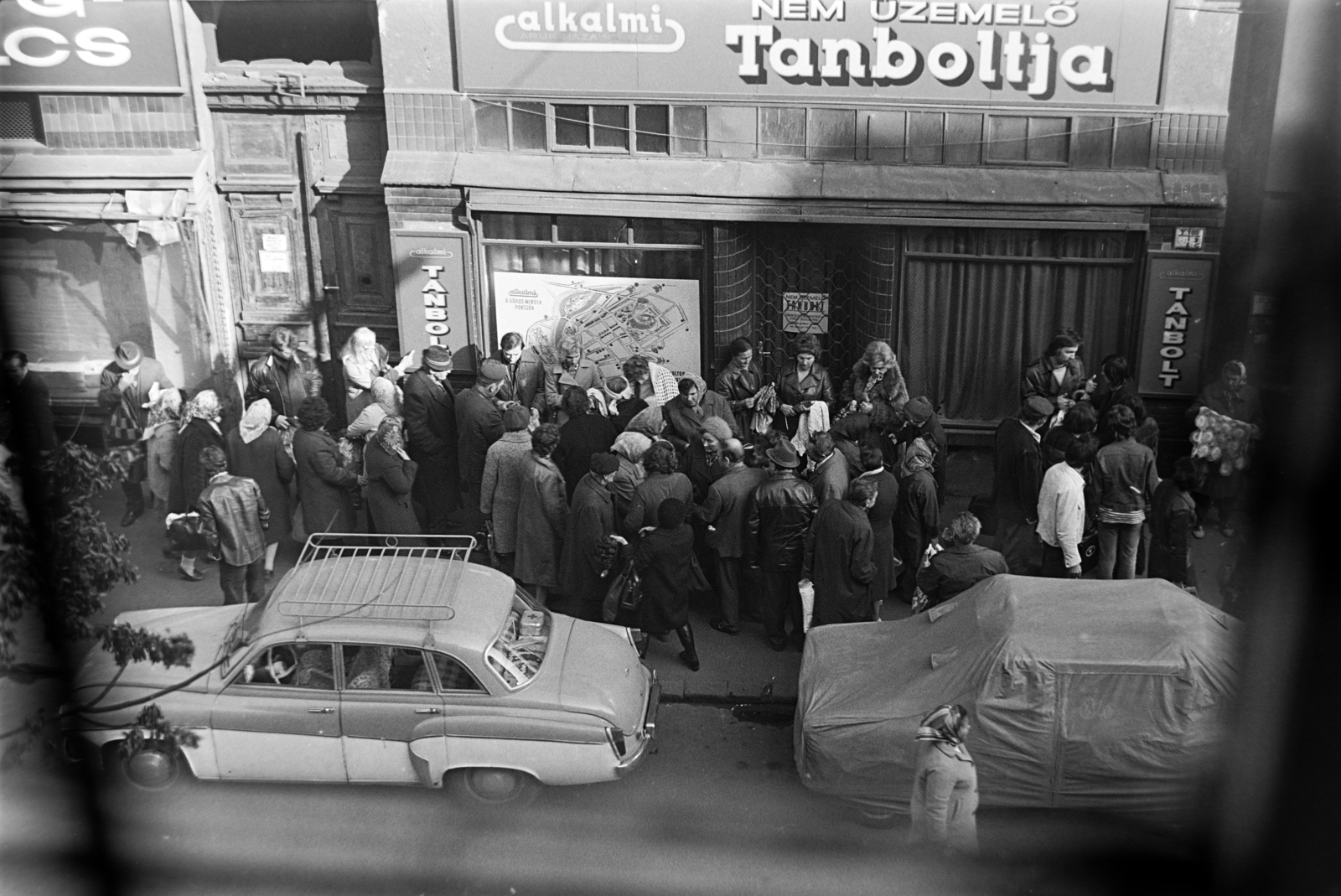 Magyarország, Budapest VII., engedély nélküli árusok a Murányi utca 15-ös számú ház előtt., 1974, Rubinstein Sándor, Wartburg 311/312, Budapest, Fortepan #202915
