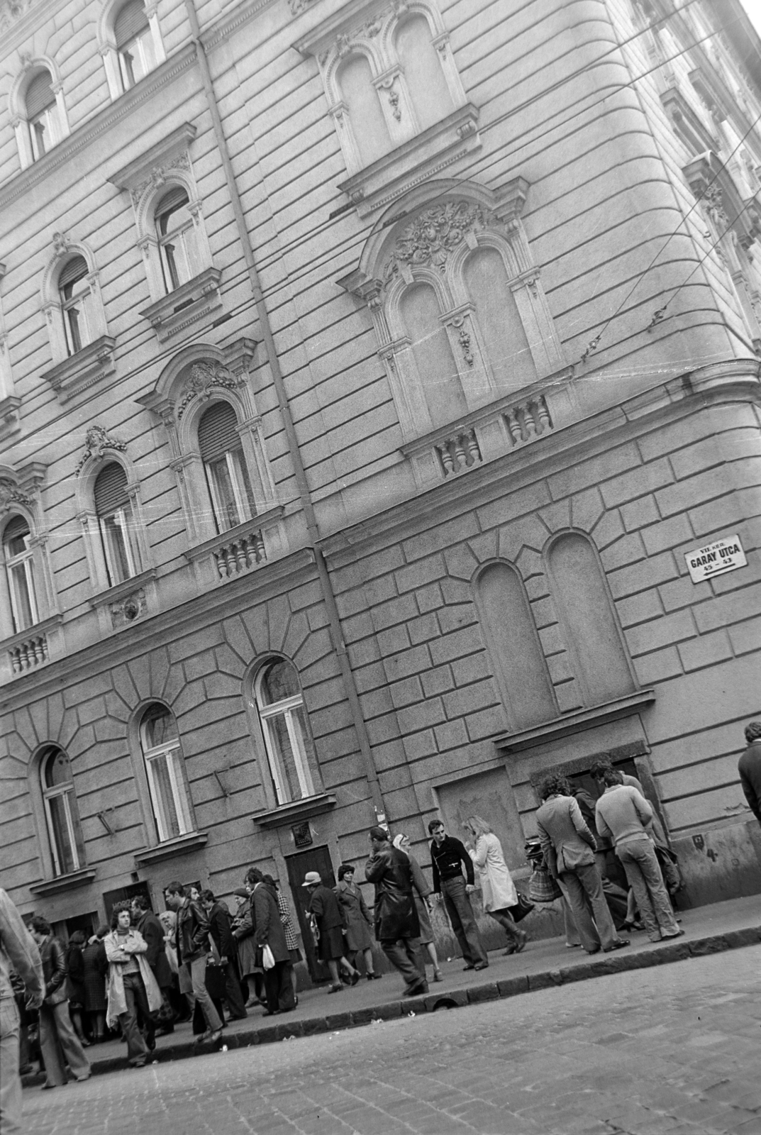 Hungary, Budapest VII., engedély nélküli árusok a Hernád utca 5-ös számú ház Garay utcai oldalánál., 1978, Rubinstein Sándor, Budapest, Fortepan #202916