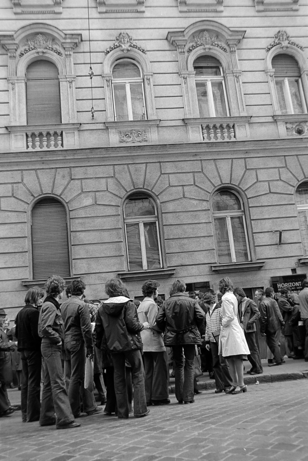 Hungary, Budapest VII., engedély nélküli árusok a Hernád utca 5-ös számú ház Garay utcai oldalánál., 1978, Rubinstein Sándor, Budapest, Fortepan #202919