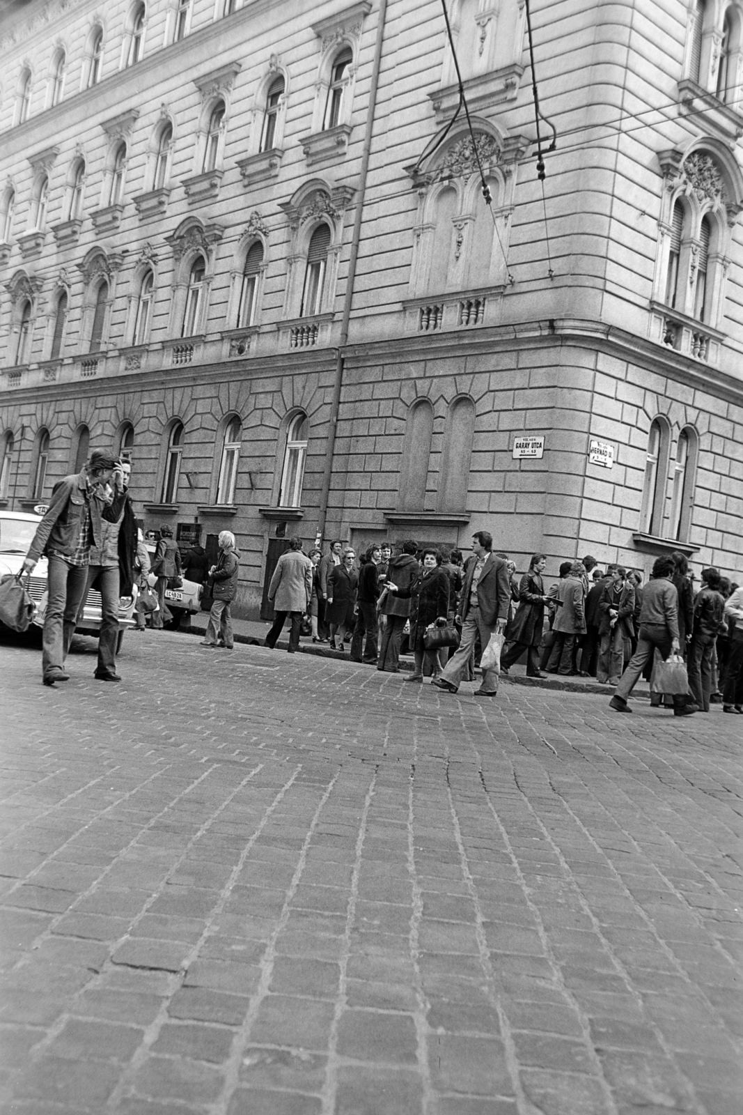 Hungary, Budapest VII., engedély nélküli árusok a Hernád utca 5-ös számú ház előtt, balra a Garay utca., 1978, Rubinstein Sándor, Budapest, Fortepan #202922