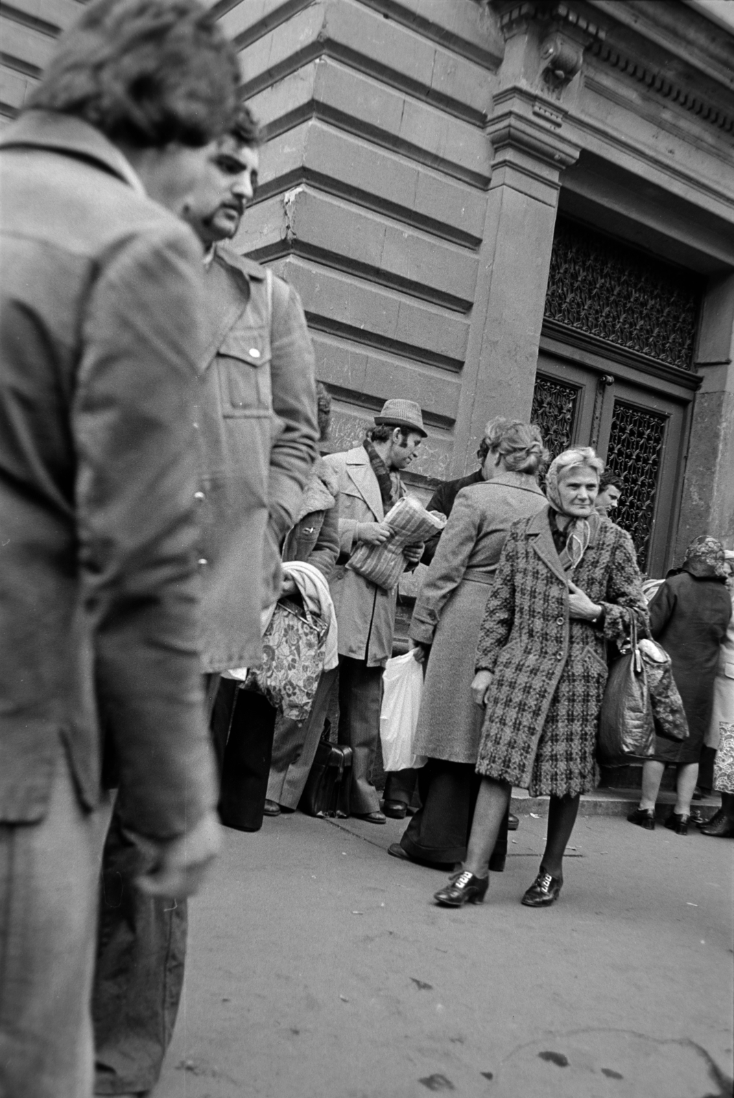 Hungary, Budapest VII., engedély nélküli árusok a Murányi utca 10-es számú épület előtt., 1978, Rubinstein Sándor, Budapest, Fortepan #202925