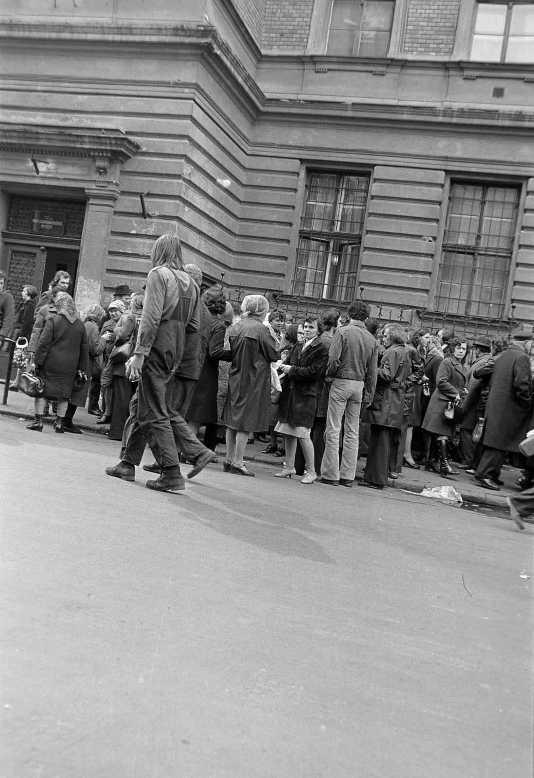 Magyarország, Budapest VII., engedély nélküli árusok a Murányi utca 10-es számú épület előtt., 1978, Rubinstein Sándor, Budapest, Fortepan #202928