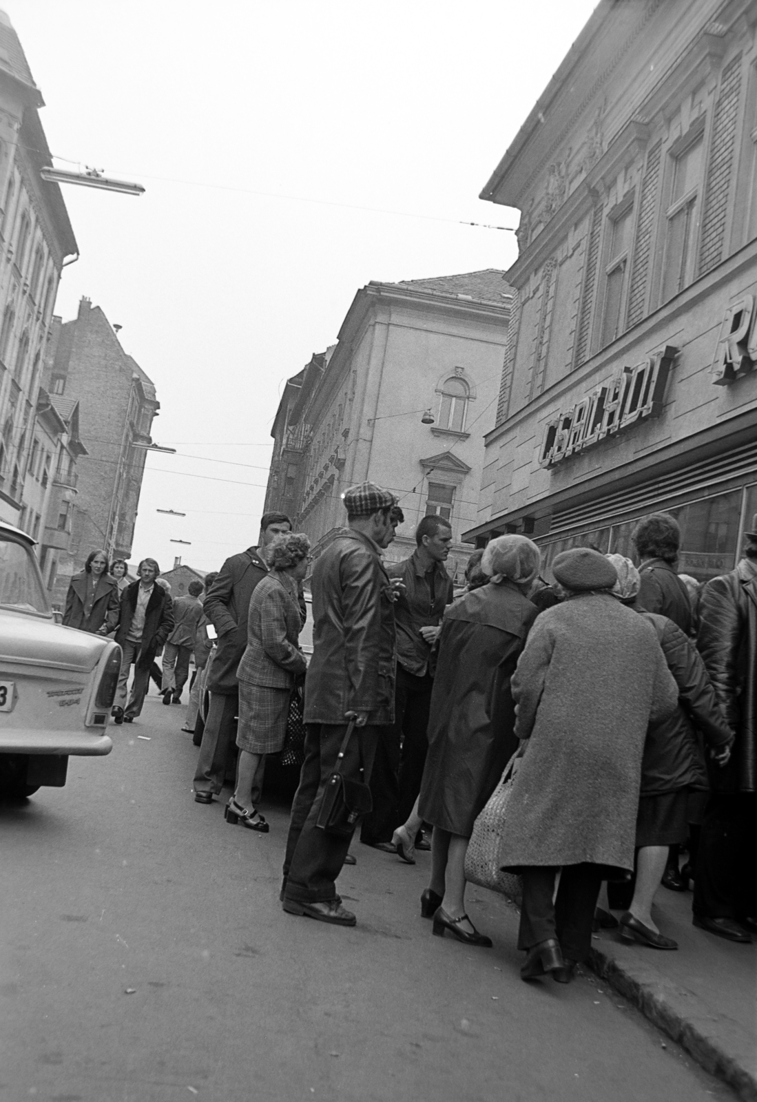 Hungary, Budapest VII., engedély nélküli árusok a Murányi utca 8-as számú épület, a Családi Ruhaház előtt., 1978, Rubinstein Sándor, Budapest, Fortepan #202929