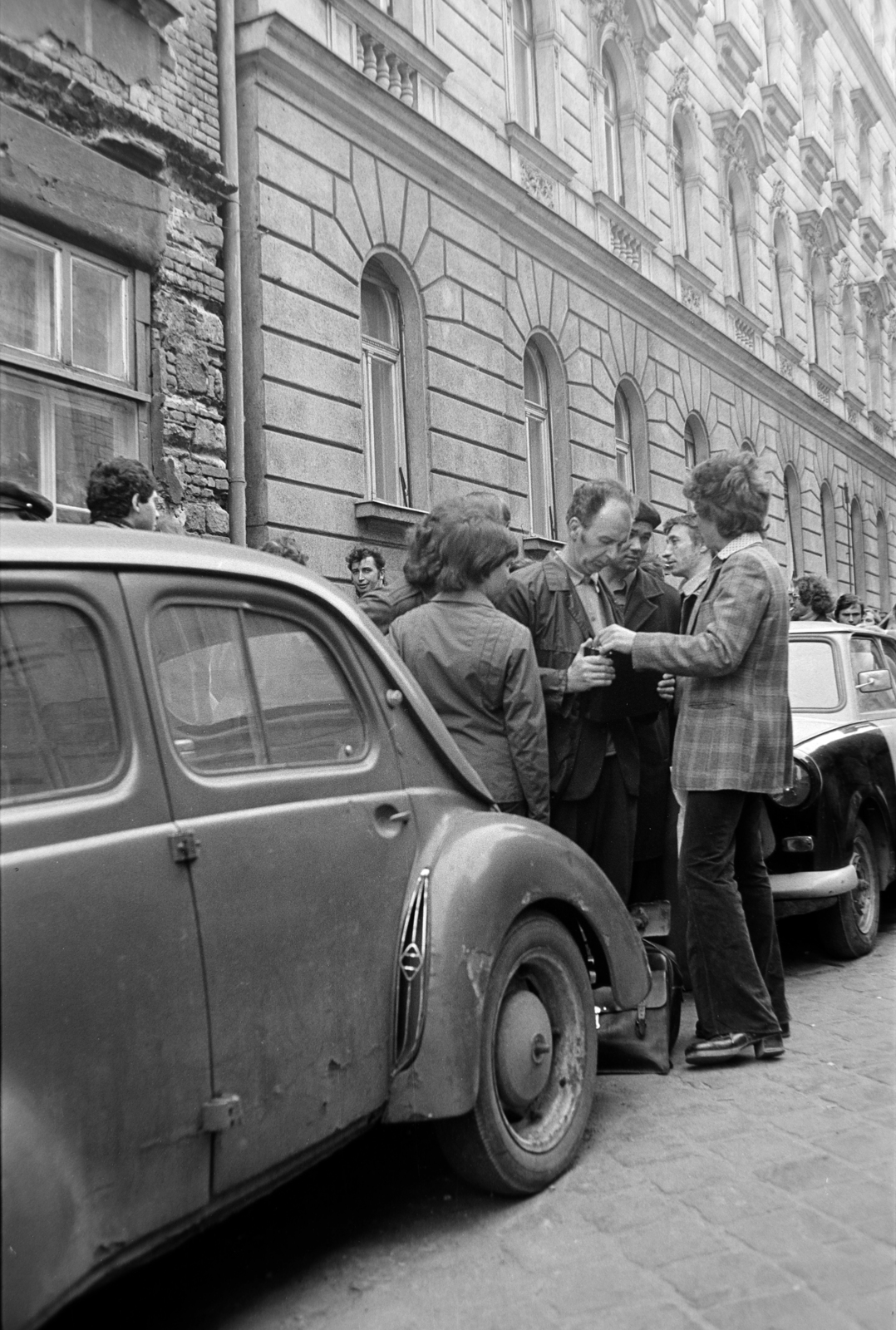 Hungary, Budapest VII., engedély nélküli árusok a Hernád utca 5-ös számú ház Garay utcai oldalánál., 1978, Rubinstein Sándor, Budapest, Fortepan #202935