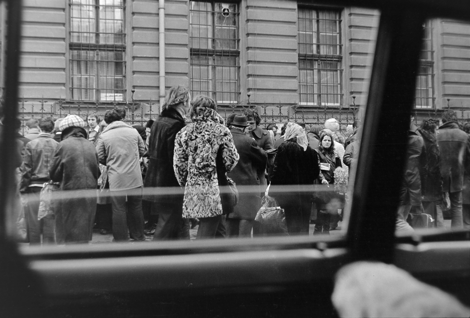 Magyarország, Budapest VII., engedély nélküli árusok a Murányi utca 10-es számú épület előtt., 1978, Rubinstein Sándor, Budapest, Fortepan #202958