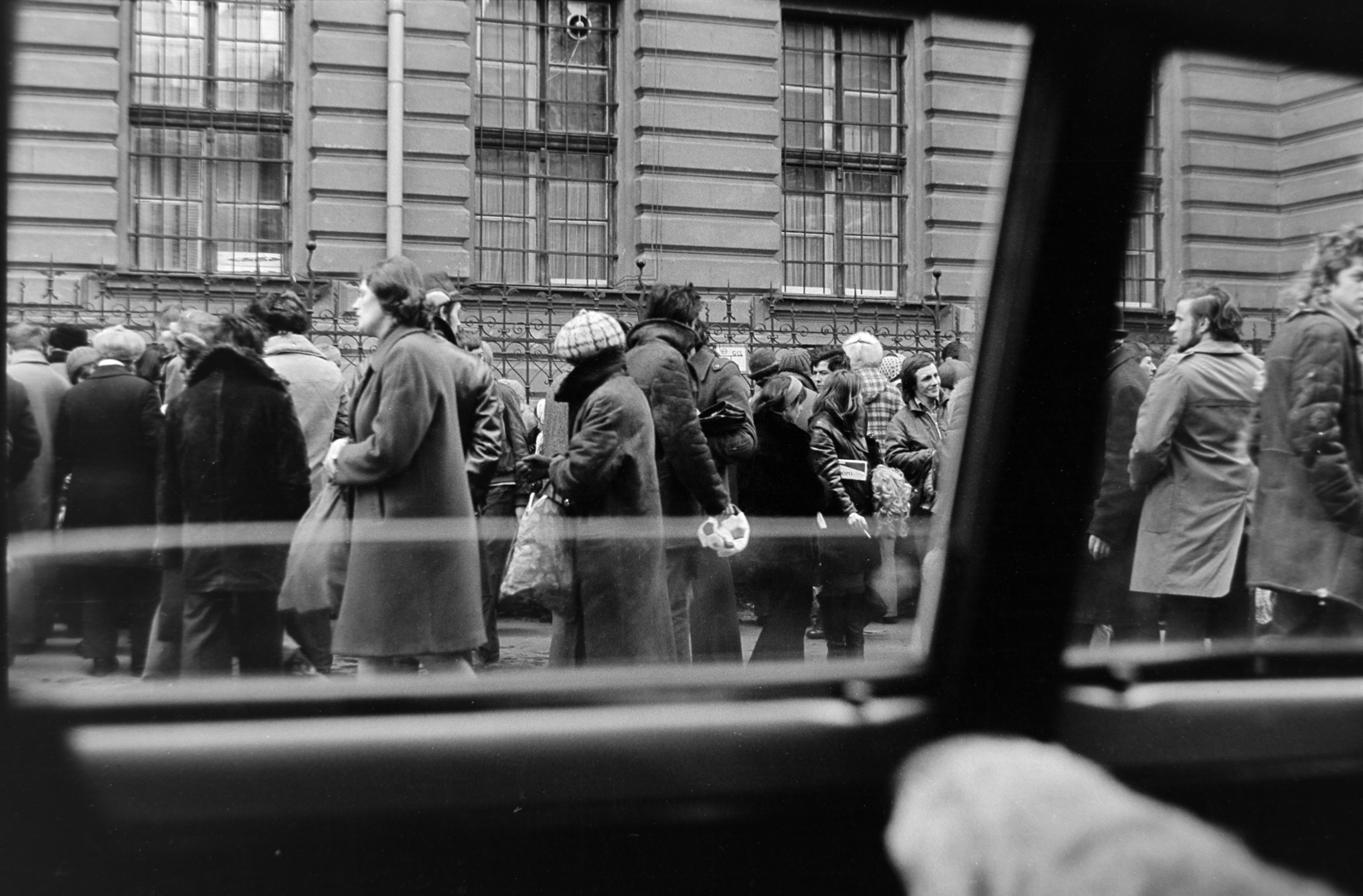 Hungary, Budapest VII., engedély nélküli árusok a Murányi utca 10-es számú épület előtt., 1978, Rubinstein Sándor, Budapest, Fortepan #202959