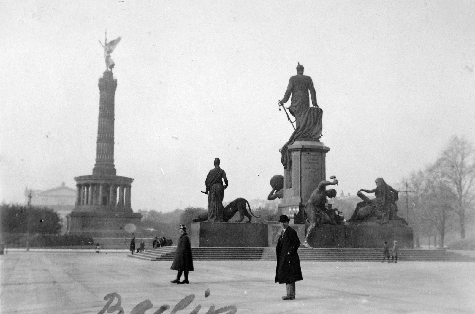 Germany, Berlin, Königsplatz (később Platz der Republik), Bismarck emlékmű, balra a Győzelmi oszlop (Siegessäule)., 1928, Fortepan, portrait, sculpture, monument, cop, man, bowler hat, Heinrich Strack-design, Otto von Bismarck-portrayal, Fortepan #20296