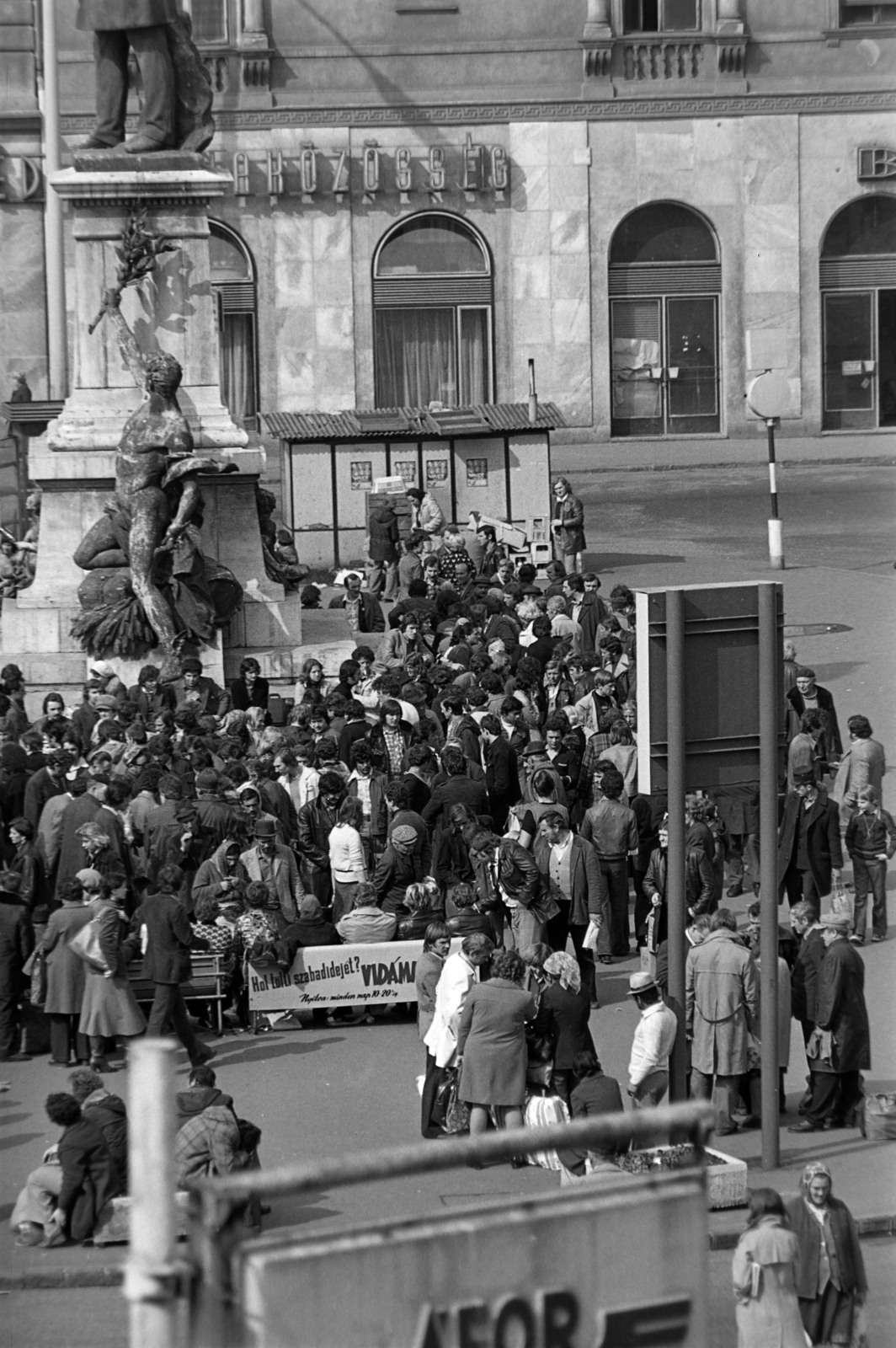 Hungary, Budapest VIII., Baross tér, engedély nélküli árusok Baross Gábor szobrának talapzata előtt, háttérben a Verseny utca torkolatánál álló ház., 1980, Rubinstein Sándor, Budapest, Fortepan #202984