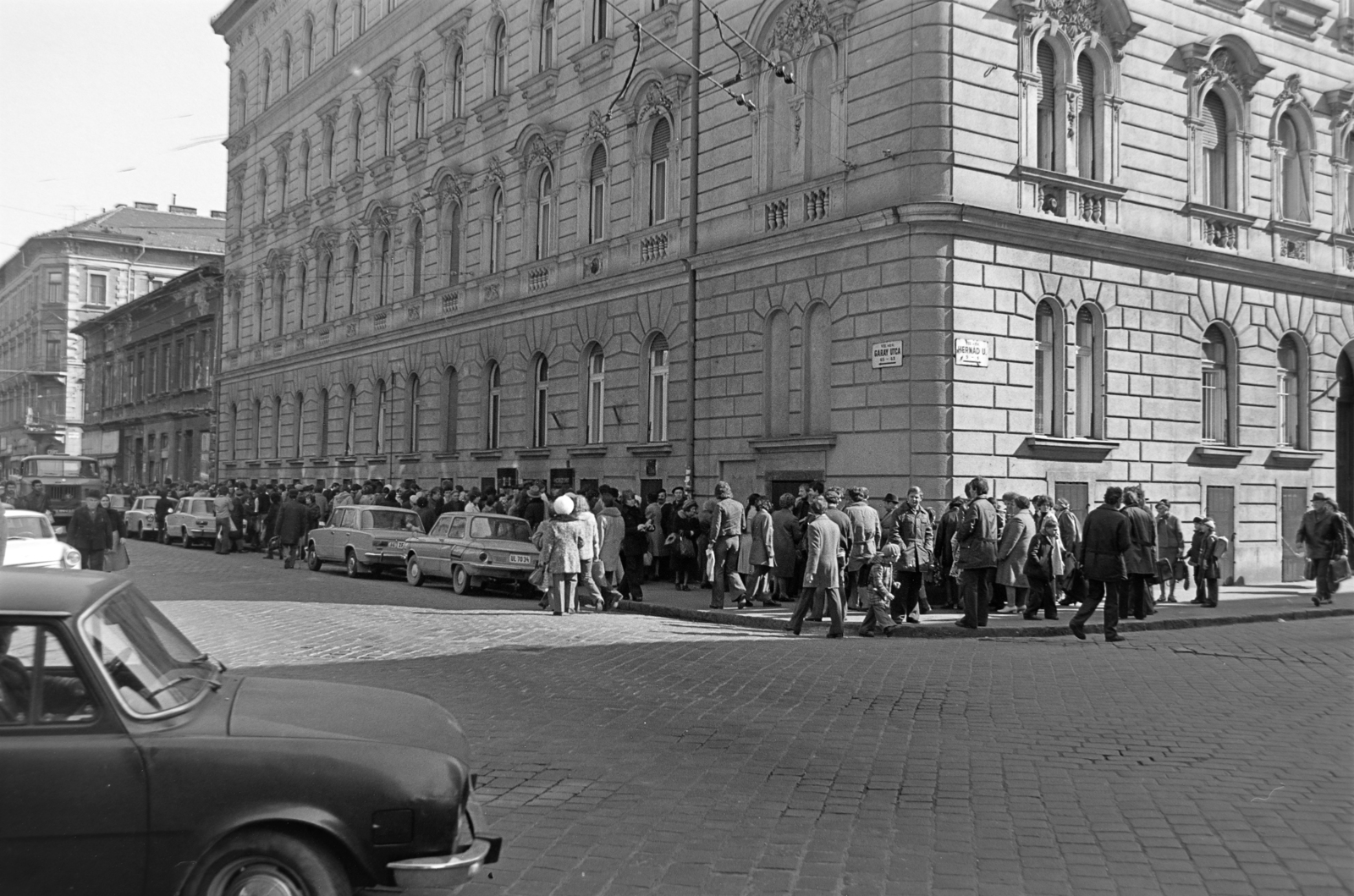 Hungary, Budapest VII., engedély nélküli árusok a Hernád utca 5-ös számú ház Garay utcai oldalánál., 1978, Rubinstein Sándor, Budapest, Fortepan #202993