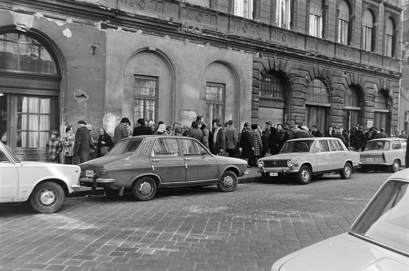 Magyarország, Budapest VII., sorban állók a Hernád utca 8-as számú sarokház Garay utcai oldalánál., 1978, Rubinstein Sándor, Budapest, Fortepan #202994