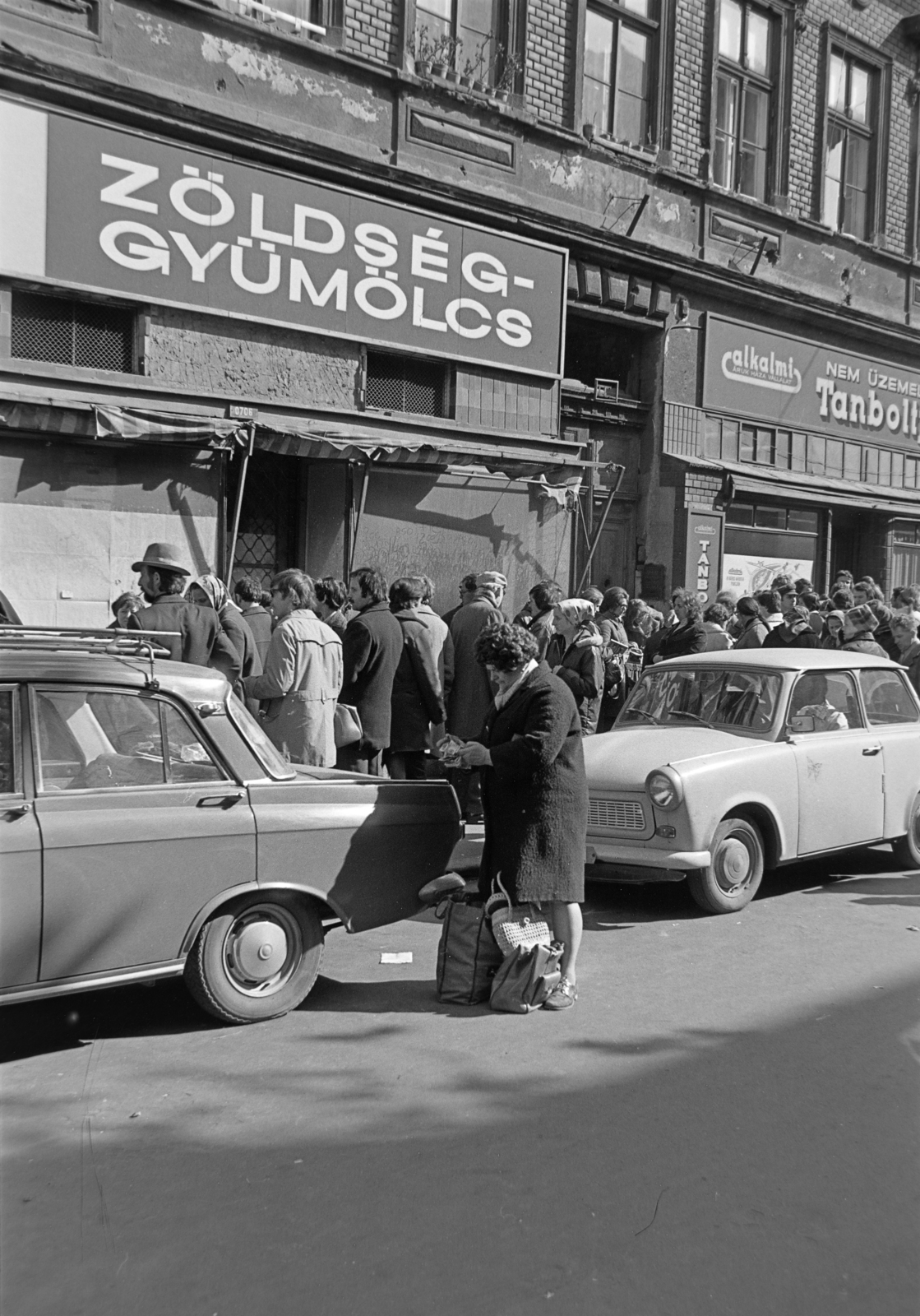 Magyarország, Budapest VII., engedély nélküli árusok a Murányi utca 15-ös számú ház előtt., 1978, Rubinstein Sándor, Budapest, Fortepan #202997