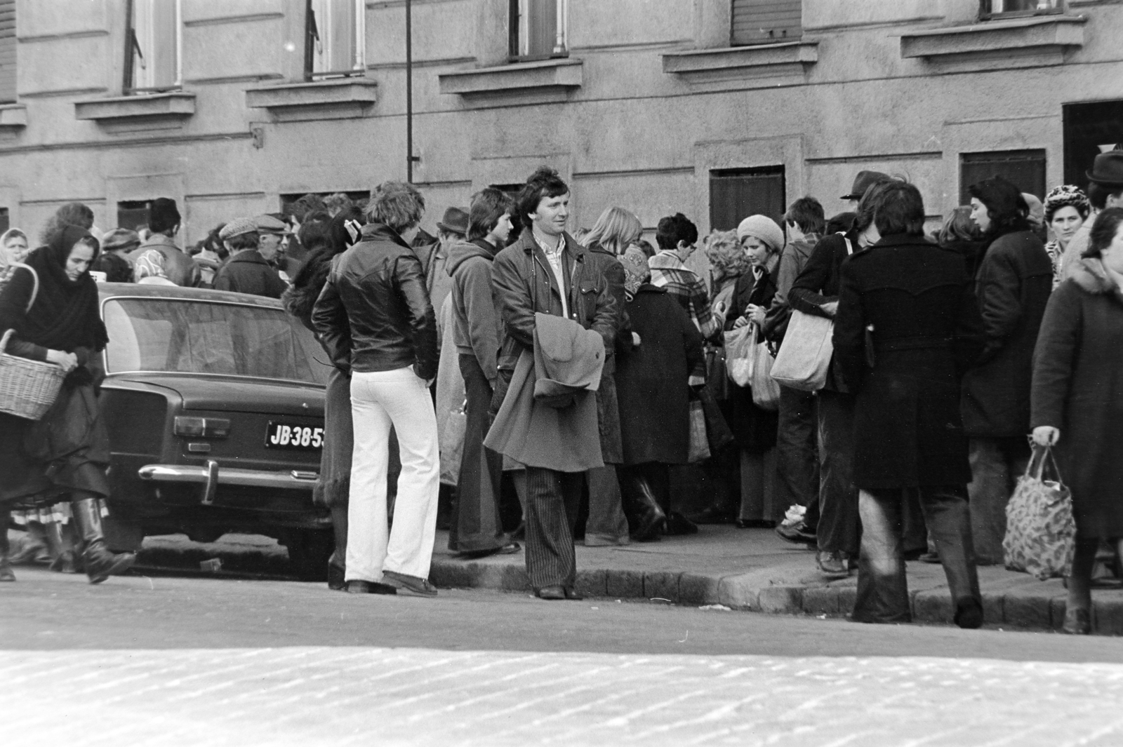 Magyarország, Budapest VII., engedély nélküli árusok a Hernád utca 5-ös számú ház Garay utcai oldalánál., 1978, Rubinstein Sándor, piac, járda, kabát a karon, Budapest, Fortepan #203002