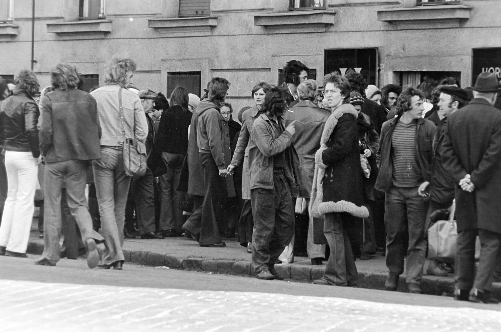 Hungary, Budapest VII., engedély nélküli árusok a Hernád utca 5-ös számú ház Garay utcai oldalánál., 1978, Rubinstein Sándor, fur coat, Budapest, Fortepan #203003