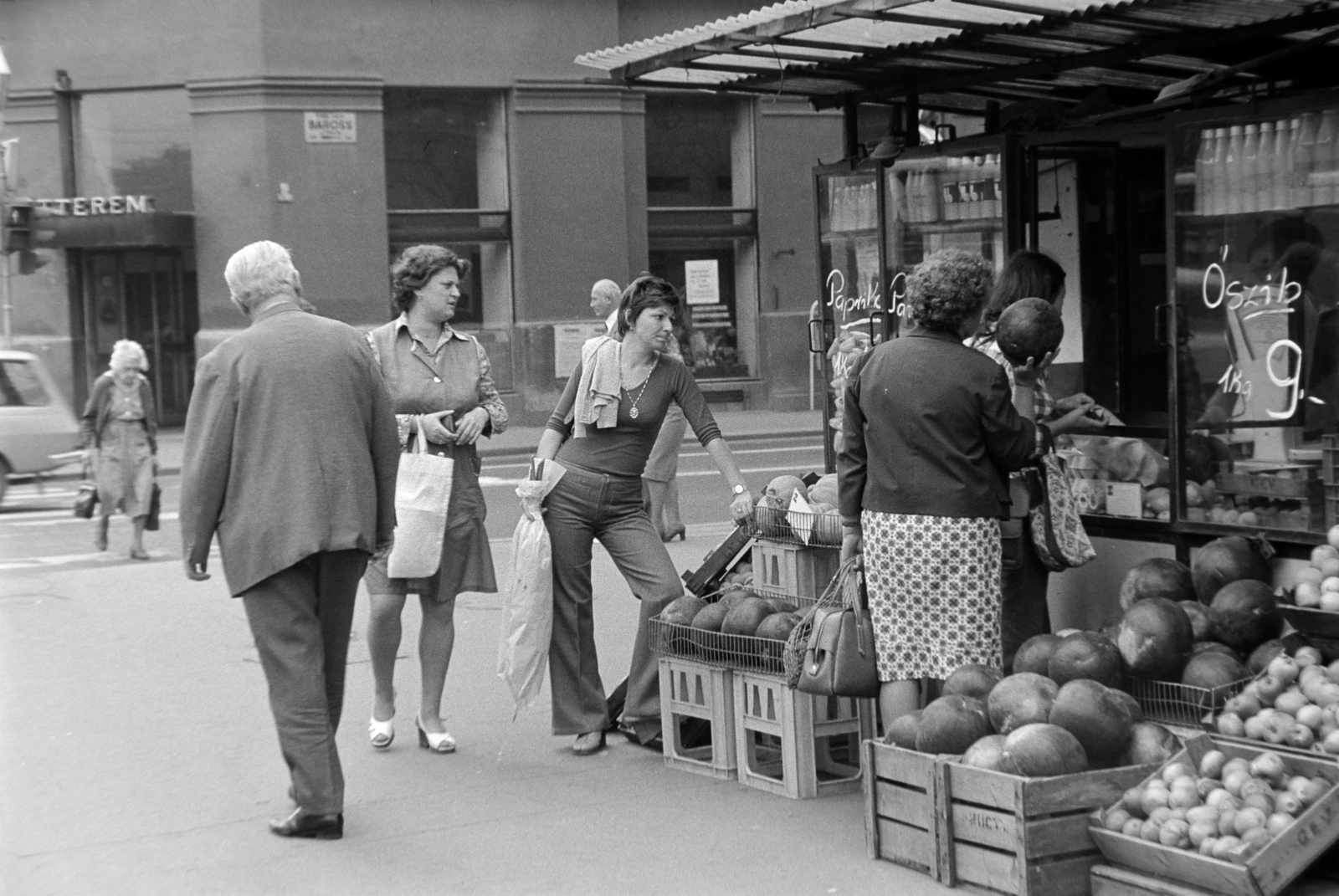 Hungary, Budapest VIII., József körút - Baross utca sarok, a háttérben a József körút 55–57. szám alatti Deák önkiszolgáló étterem., 1980, Rubinstein Sándor, Budapest, Fortepan #203008