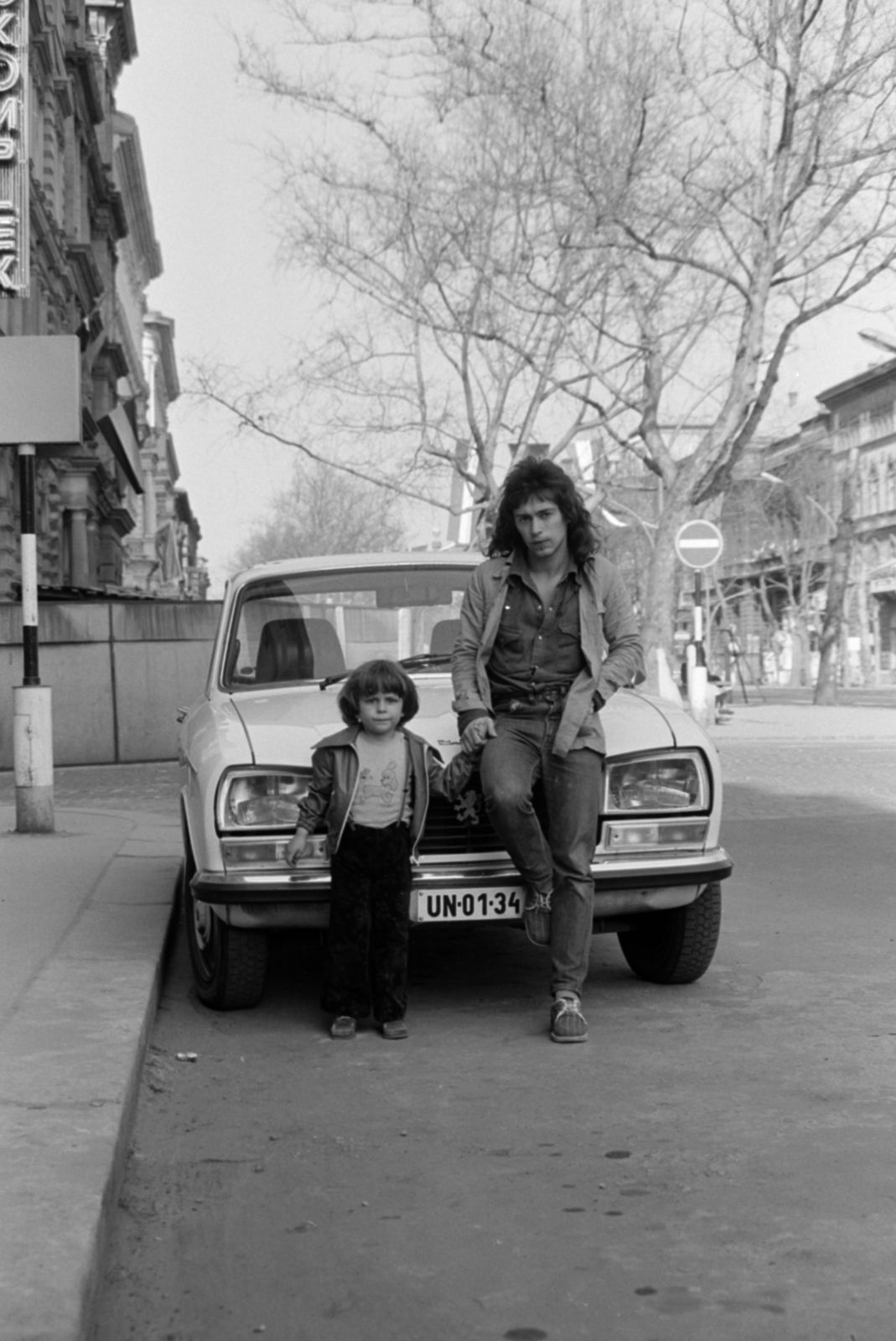 Magyarország, Andrássy út (Népköztársaság útja) háttérben a Csengery utca és a Vörösmarty utca közötti házsor., 1975, Rubinstein Sándor, Peugeot-márka, rendszám, zsebredugott kéz, autón ülni, Peugeot 304, Fortepan #203096