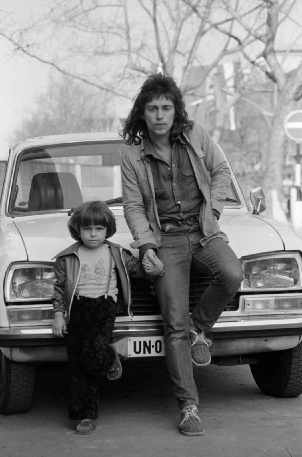 Hungary, Andrássy út (Népköztársaság útja) háttérben a Csengery utca és a Vörösmarty utca közötti házsor., 1975, Rubinstein Sándor, Peugeot-brand, sitting on a car, Fortepan #203097