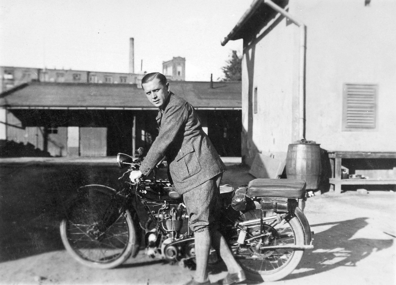 Hungary, Budapest IV., Váci út 75. Dr. Keleti és Murányi Vegyészeti Gyár Rt., 1935, Privát Fotó és Film Archívum-Urbach gyűjtemény, British brand, AJS-brand, motorcycle, Budapest, Fortepan #20313