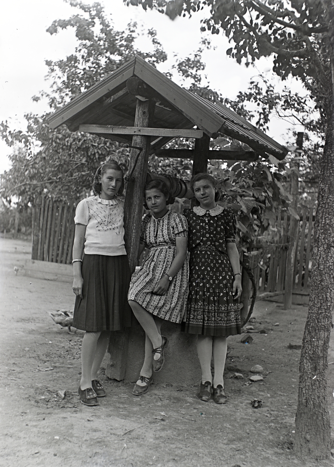 1935, Tóth Árpád, draw well, girls, three people, pantyhose, Fortepan #203147
