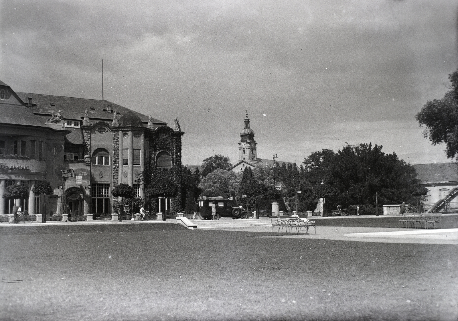 Hungary, Győr, Radó-sziget, balra a Kioszk. Jobbra a Rába túlpartján a Székesegyház., 1933, Tóth Árpád, Fortepan #203151
