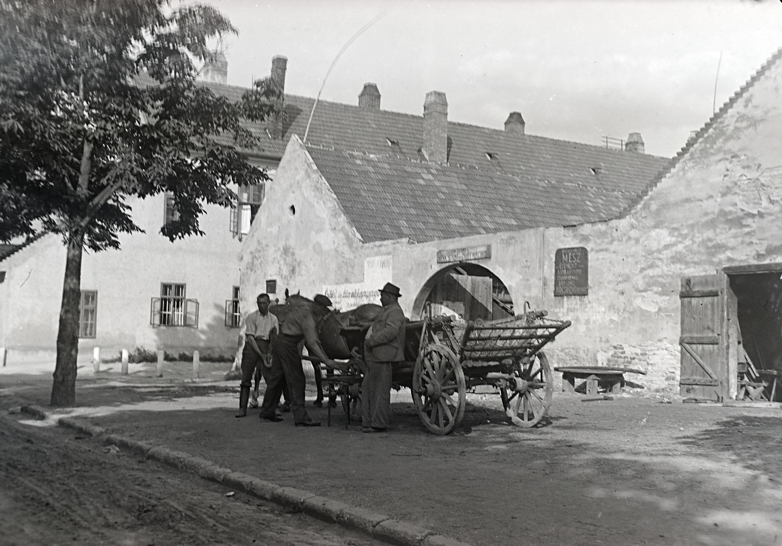 Magyarország, Győr, Bercsényi liget, a felvétel a 35-ös szám alatti épület előtt, Landy János kovácsmester Kossuth Lajos utca 30. szám alatti műhelyének hátsó bejáratánál készült. Héttérben Sóház köz melleti ház látható., 1935, Tóth Árpád, szekér, kovácsműhely, lópatkolás, Fortepan #203170